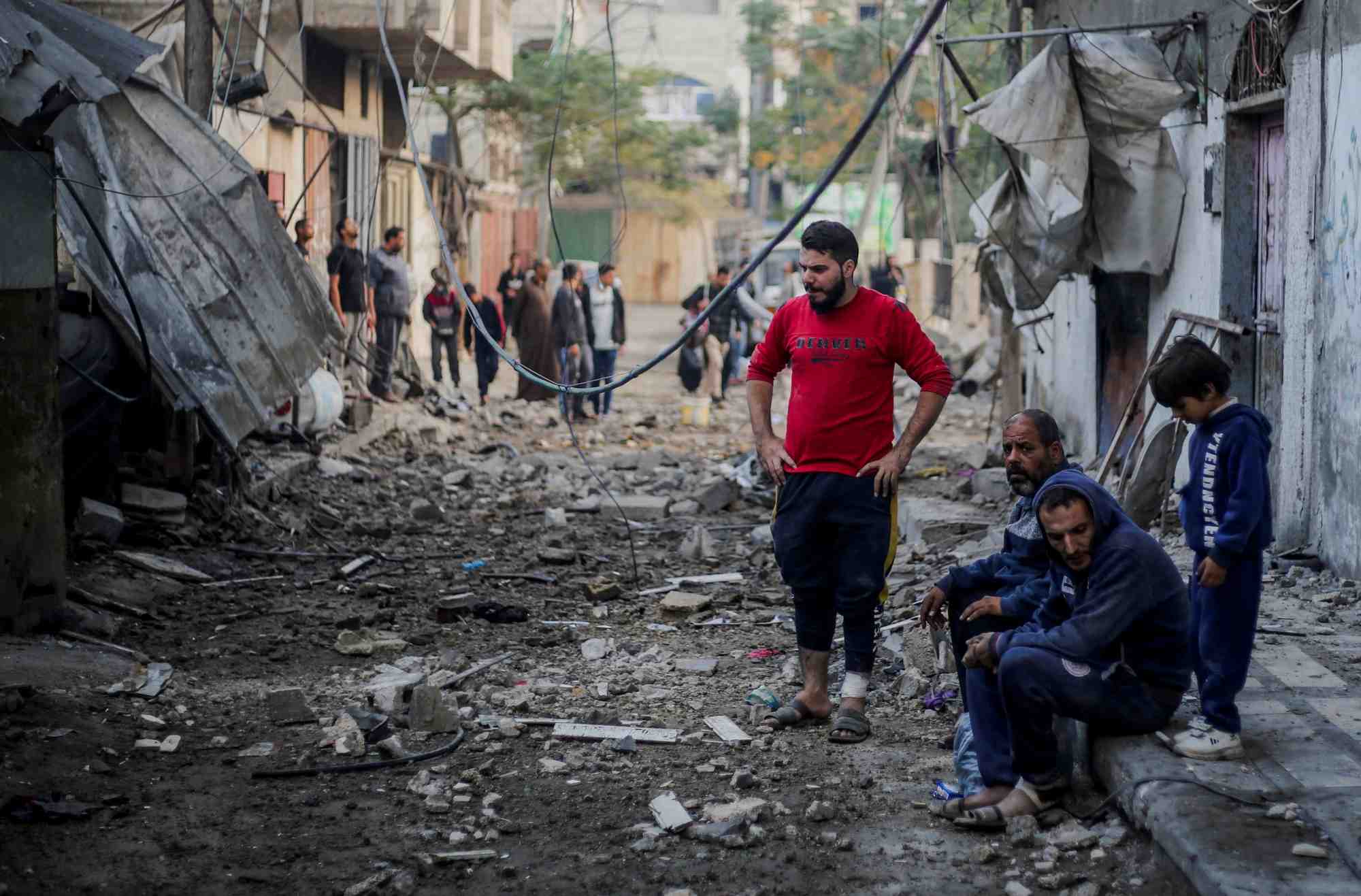 Des habitants de khan younes, a gaza, apres des frappes israeliennes
