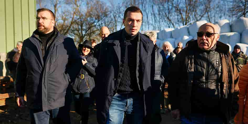 Jordan Bardella à la rencontre des agriculteurs à Queyrac (Gironde), dans le Médoc, samedi 20 janvier.