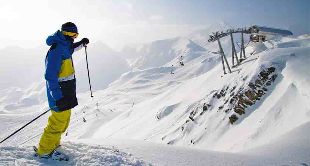 A Peyragudes, l’ascenseur valléen délivre un permis de skier sur la piste 007, qui mène à l’altiport immortalisé dans la scène d’ouverture avec Pierce Brosnan.