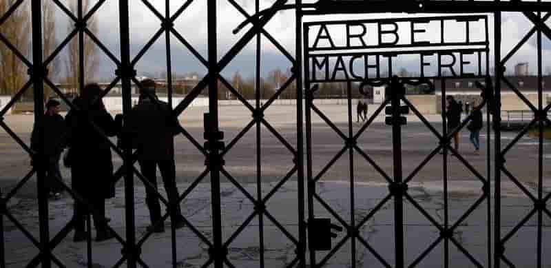 Vol à Dachau d'une porte avec le slogan "Arbeit macht frei"