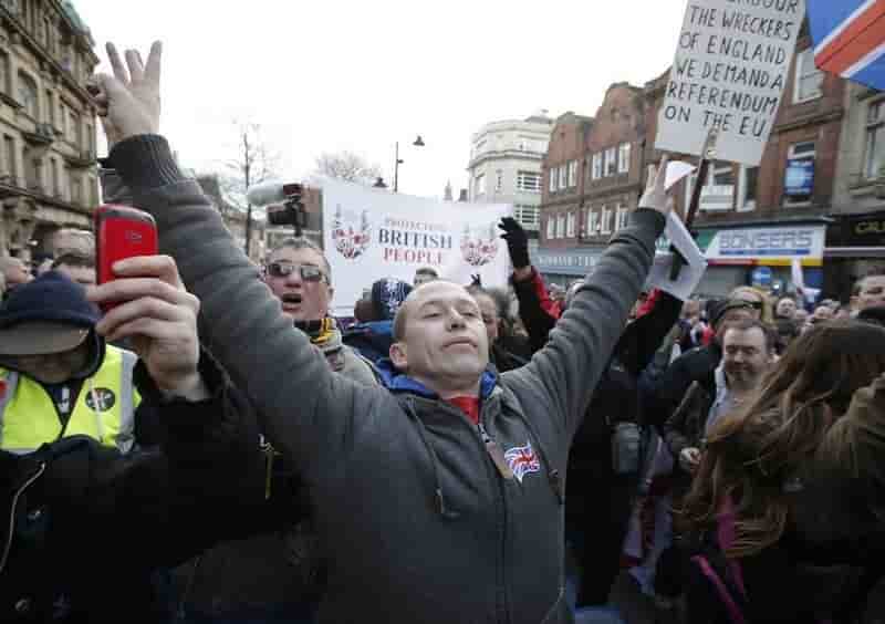 Manifestations de partisans et d'opposants a pegida a newcastle
