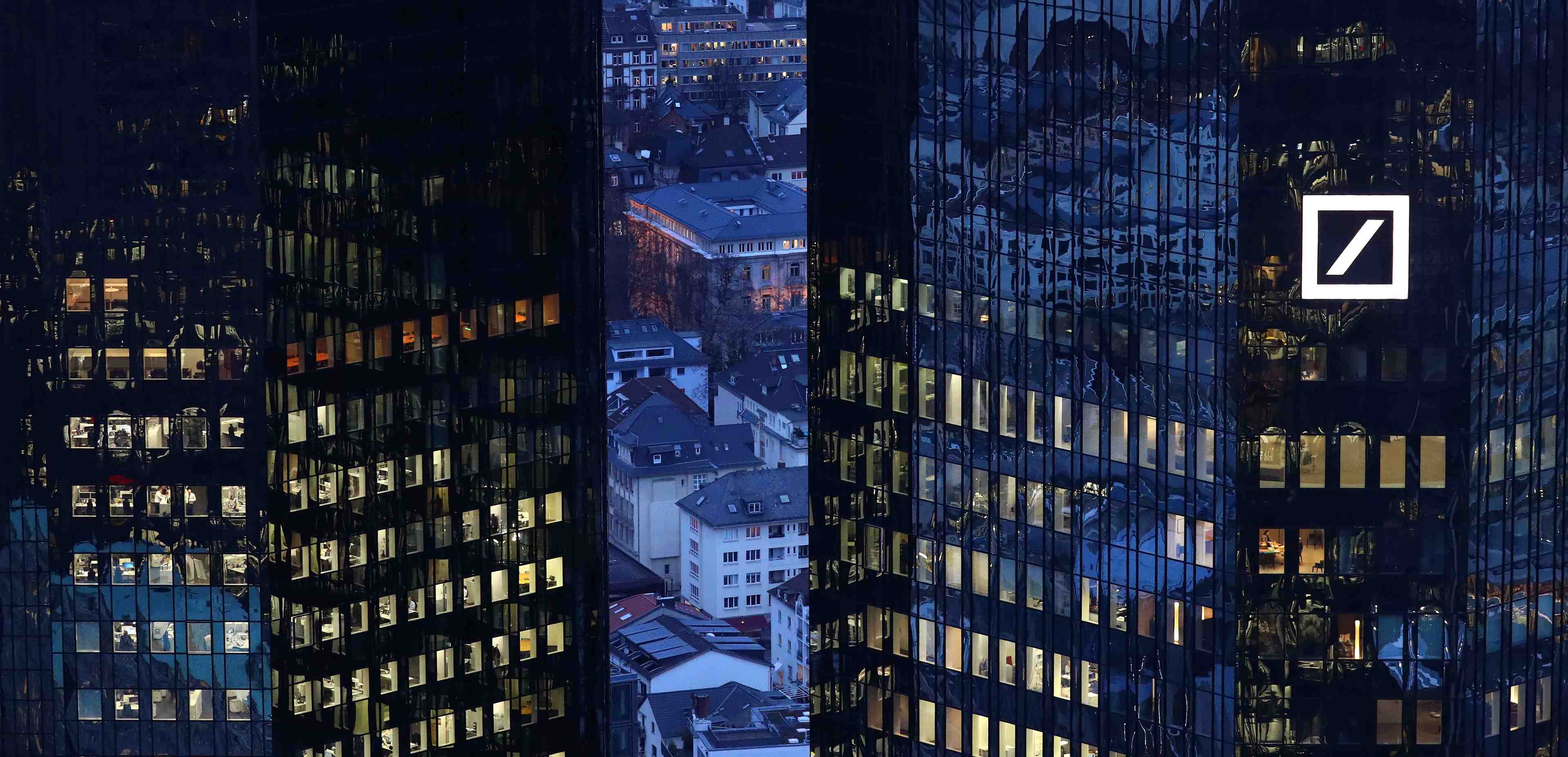 Deutsche bank discute d'une levee de fonds de 10 milliards d'euros pour commerzbank, selon le ft