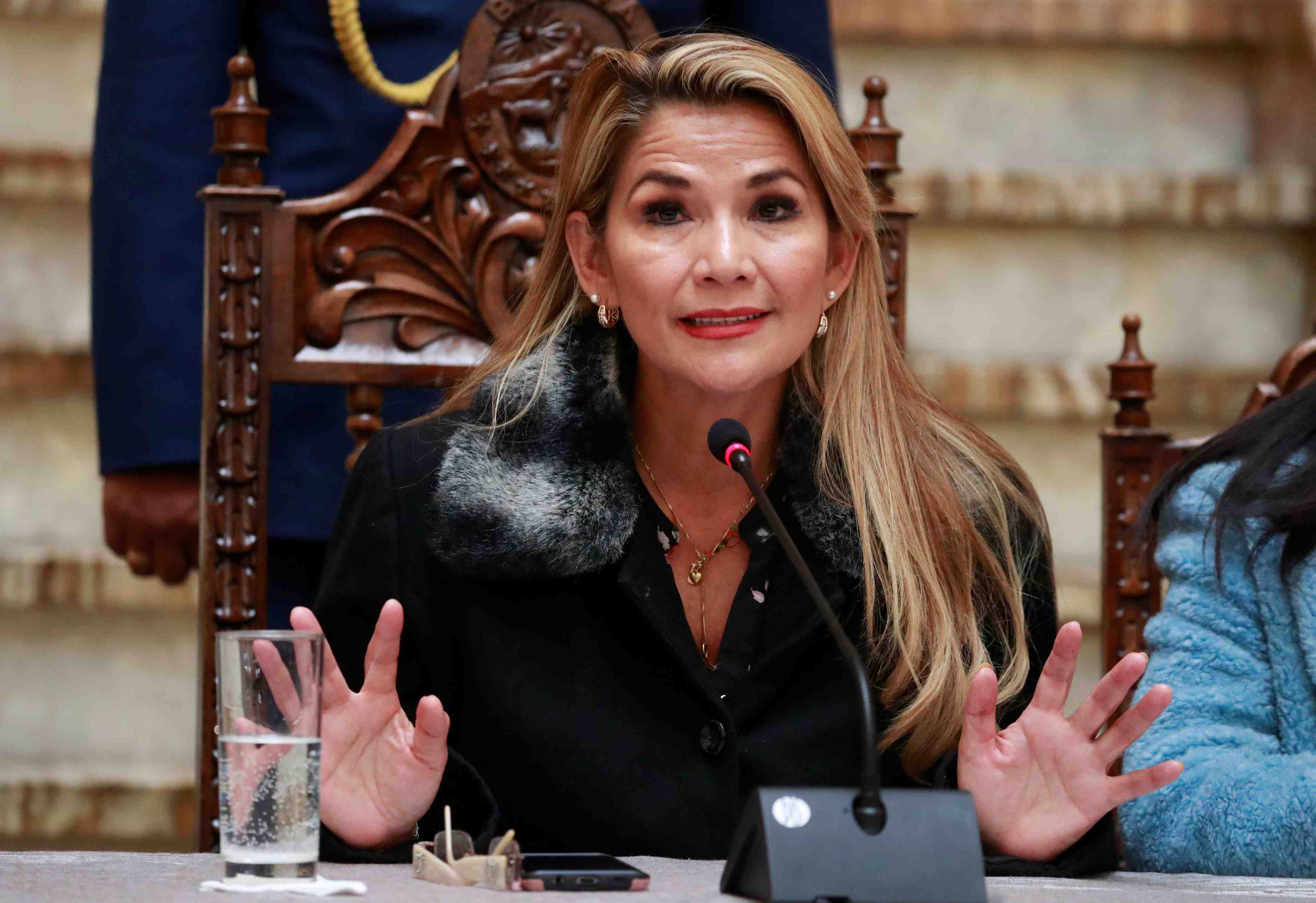 Bolivie: la presidente par interim annule un deplacement, craignant pour sa securite