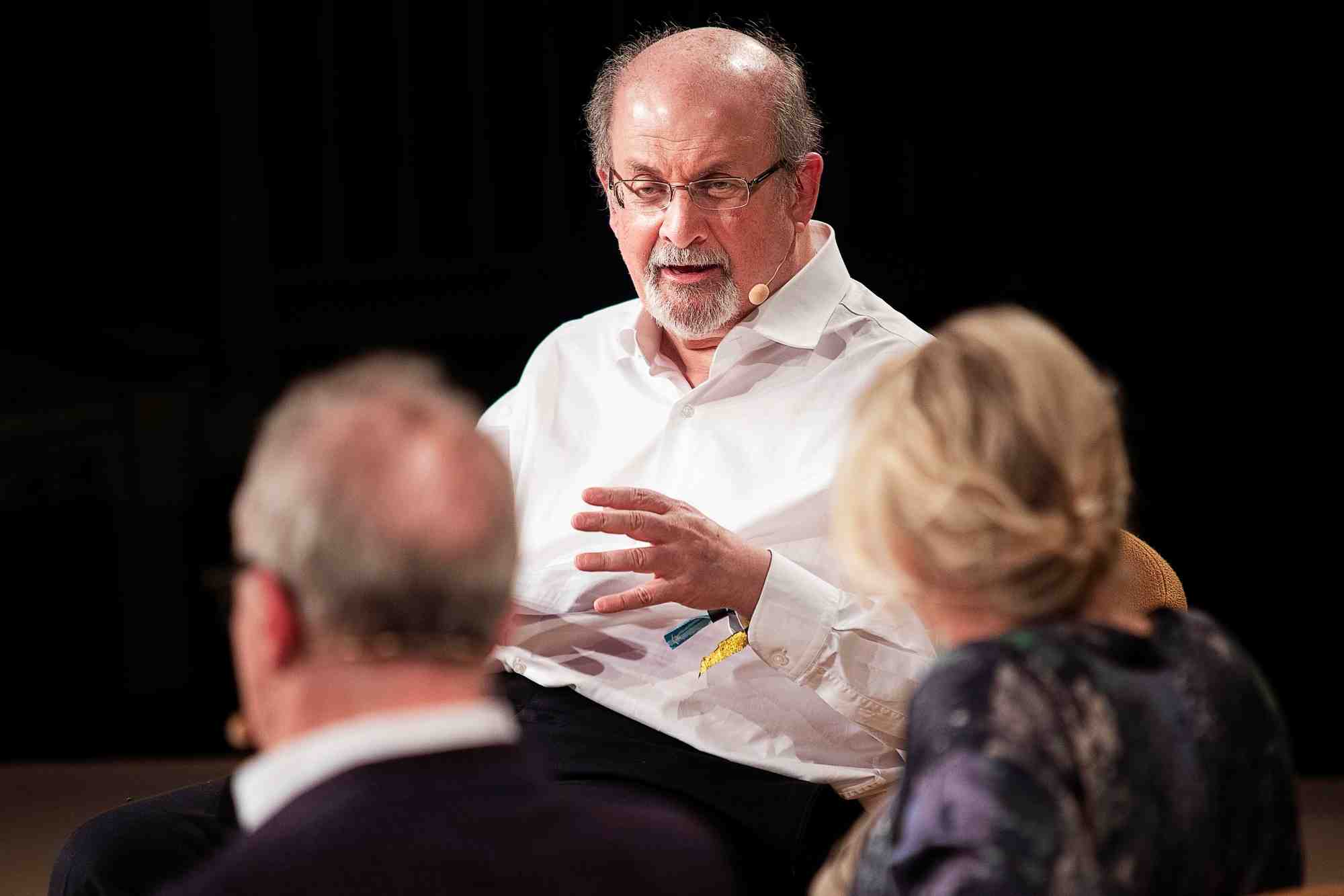 Salman rushdie agresse lors d'une conference aux etats-unis