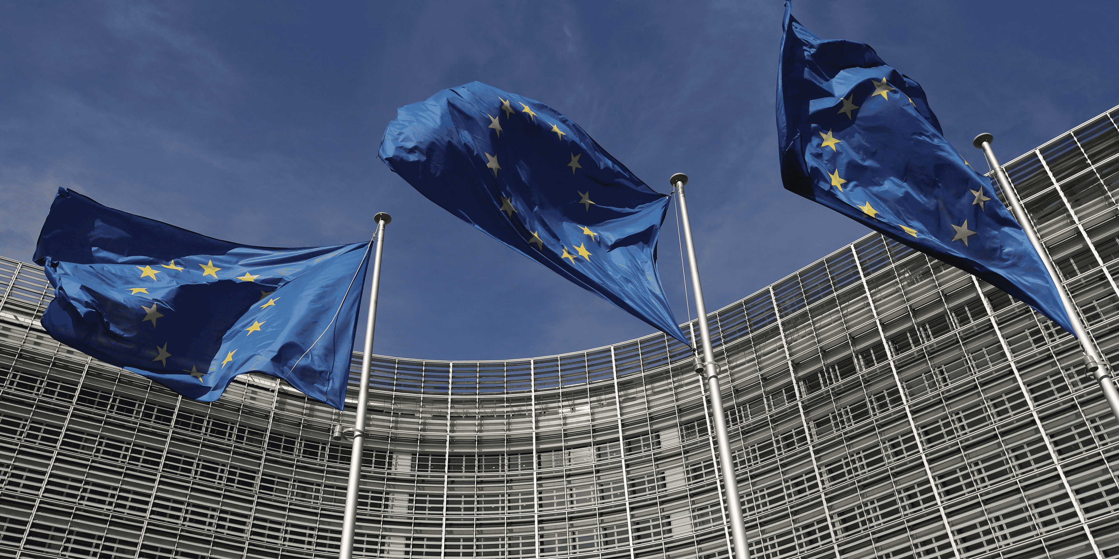 Des drapeaux de l'ue devant le siege de la commission europeenne