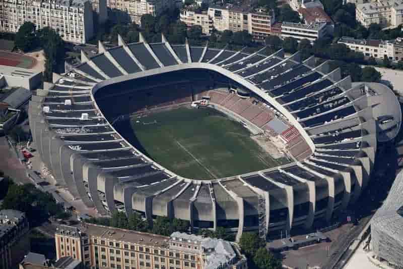 La mairie de paris dement discuter de la vente du parc des princes