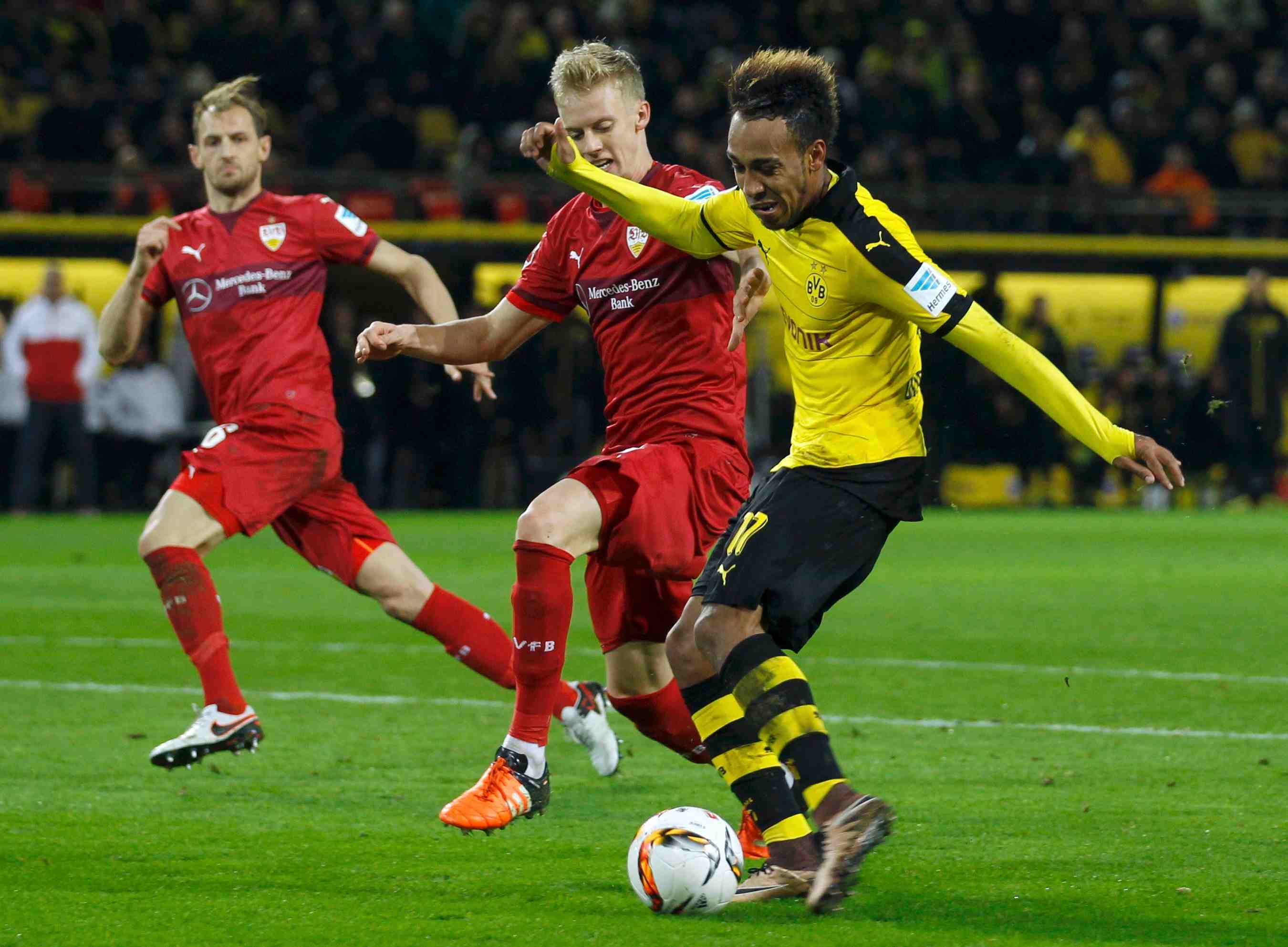 Dortmund et aubameyang en feu, wolfsburg freine