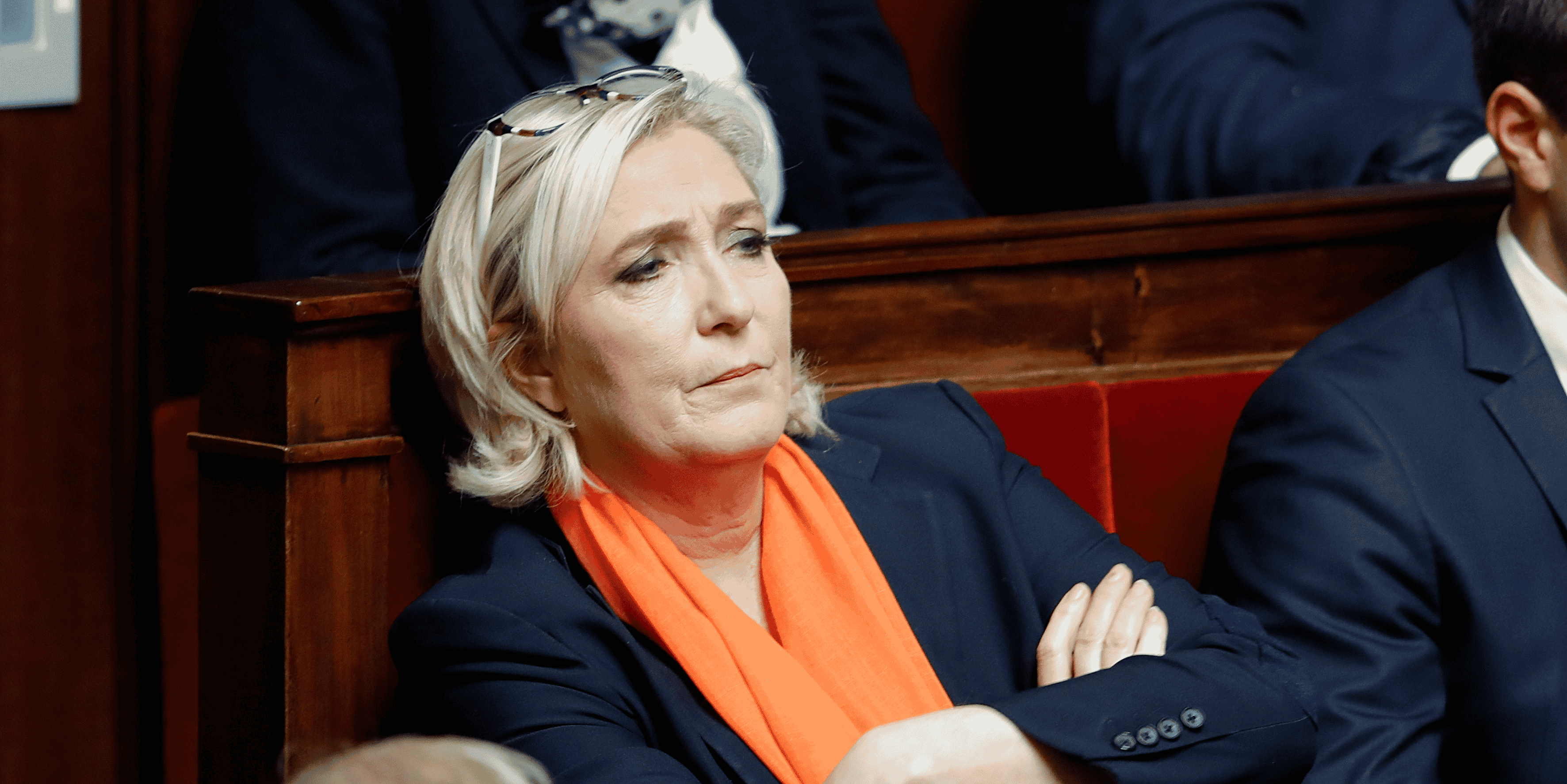 Le pen accuse berger d'etre a la solde de l'executif