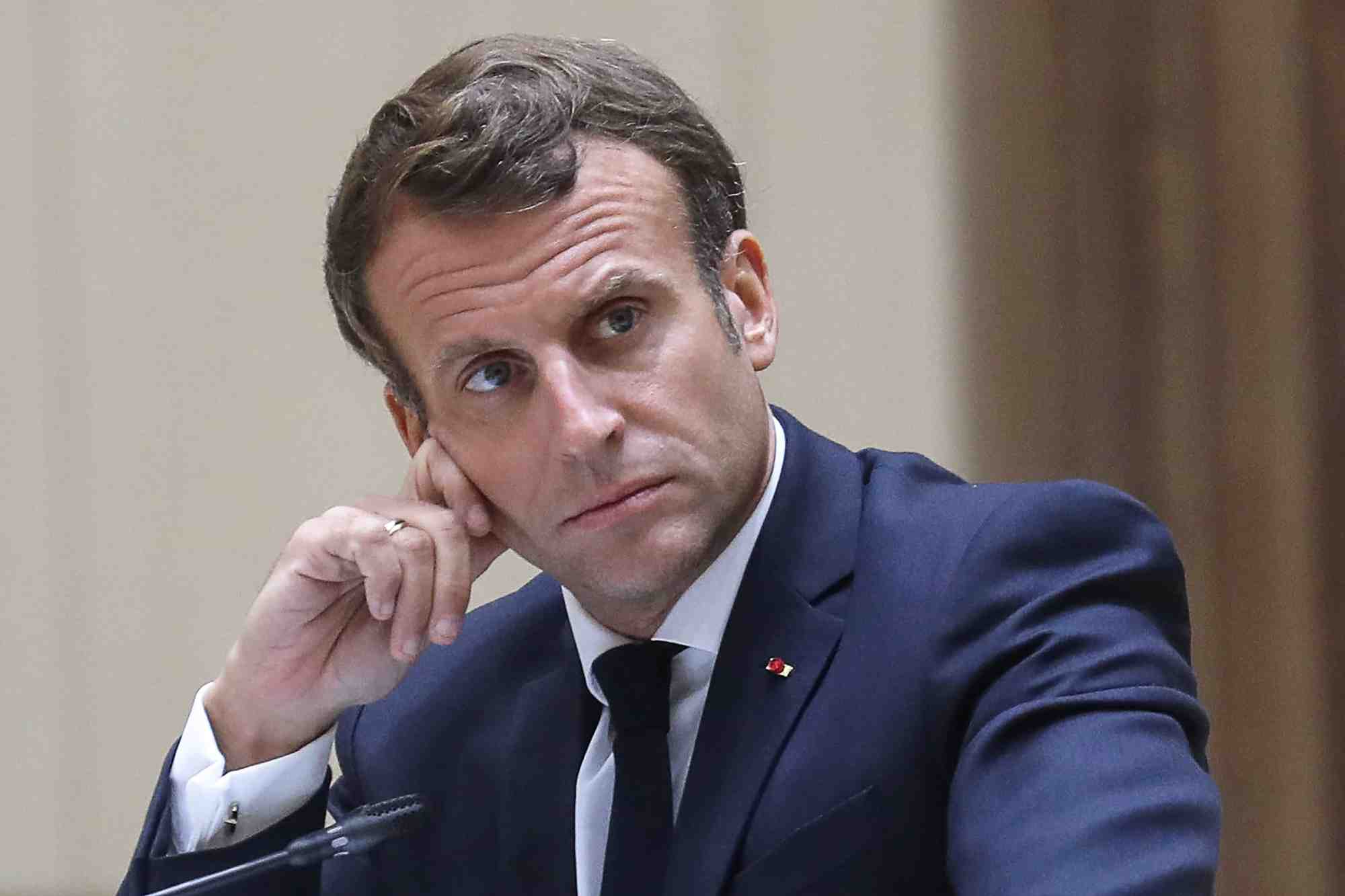 Macron promet une "nouvelle equipe" a ses cotes
