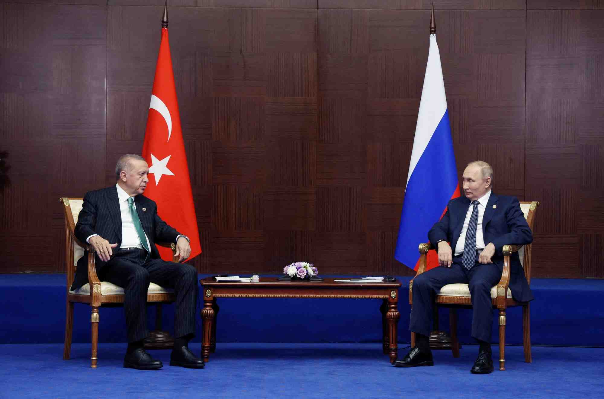 Photo d'archives : le president russe vladimir poutine et le president turc recep tayyip erdogan se rencontrent a astana