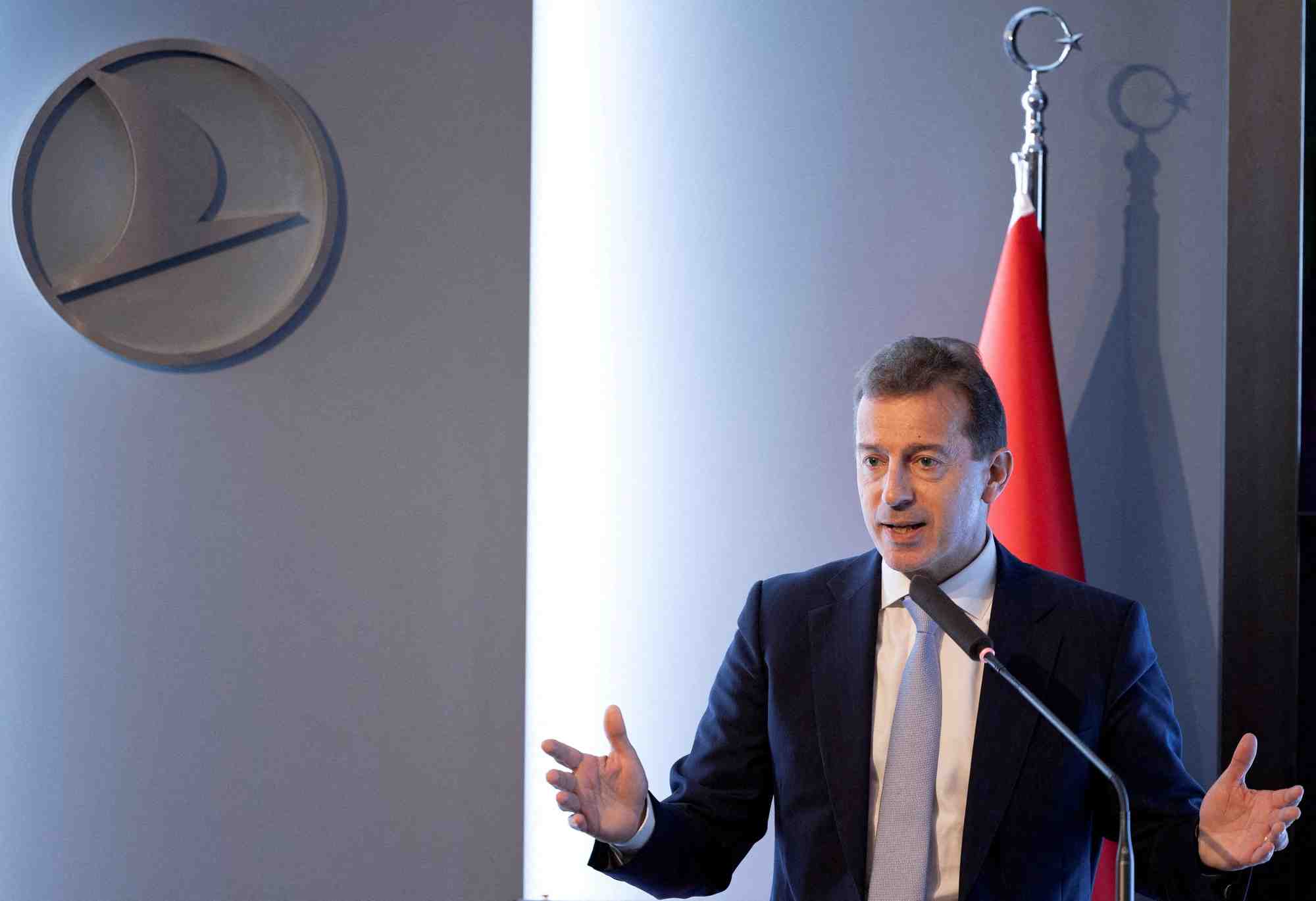 Guillaume faury lors d'une ceremonie de signature a istanbul
