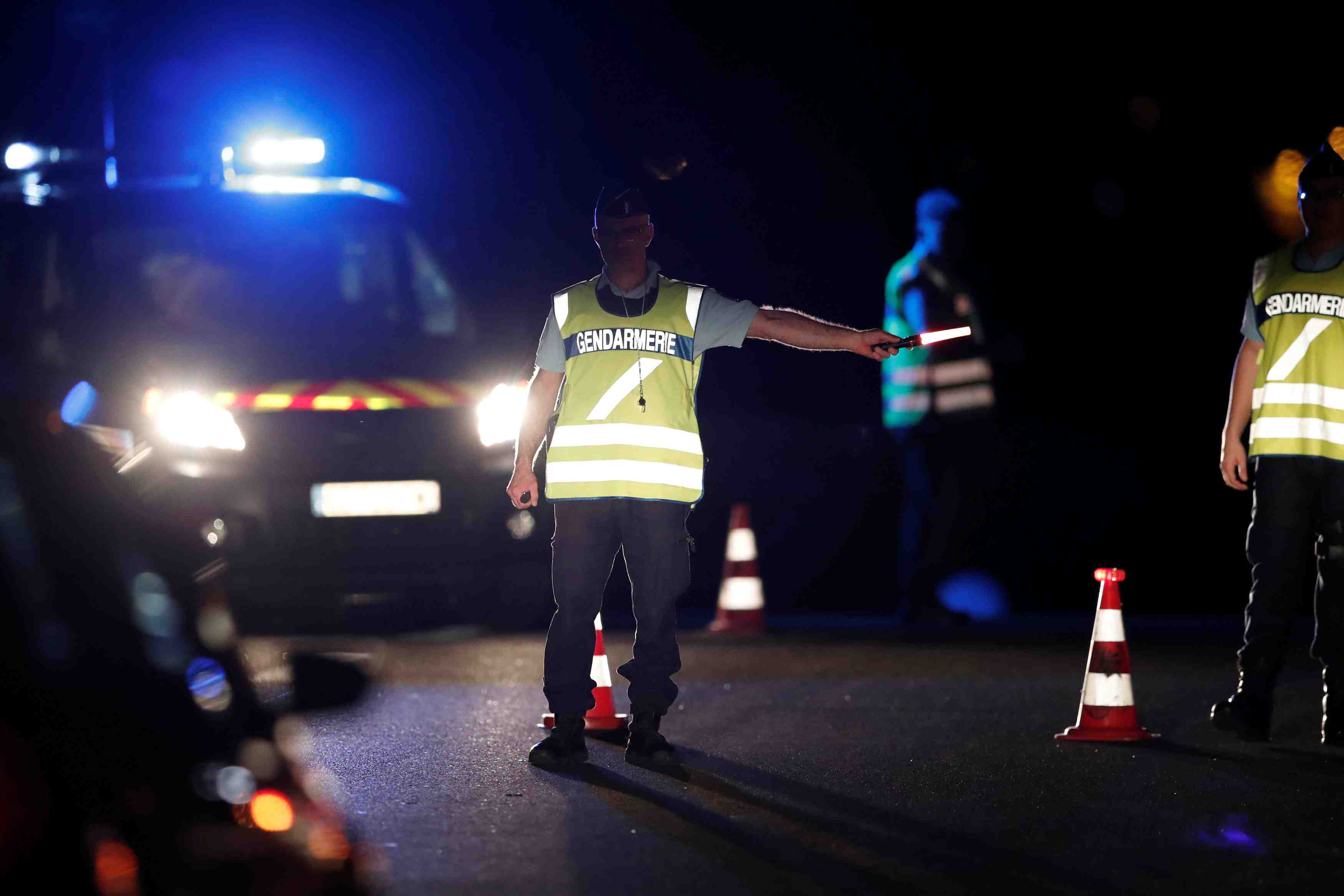 Une jeune fille tuee par une voiture foncant sur une terrasse