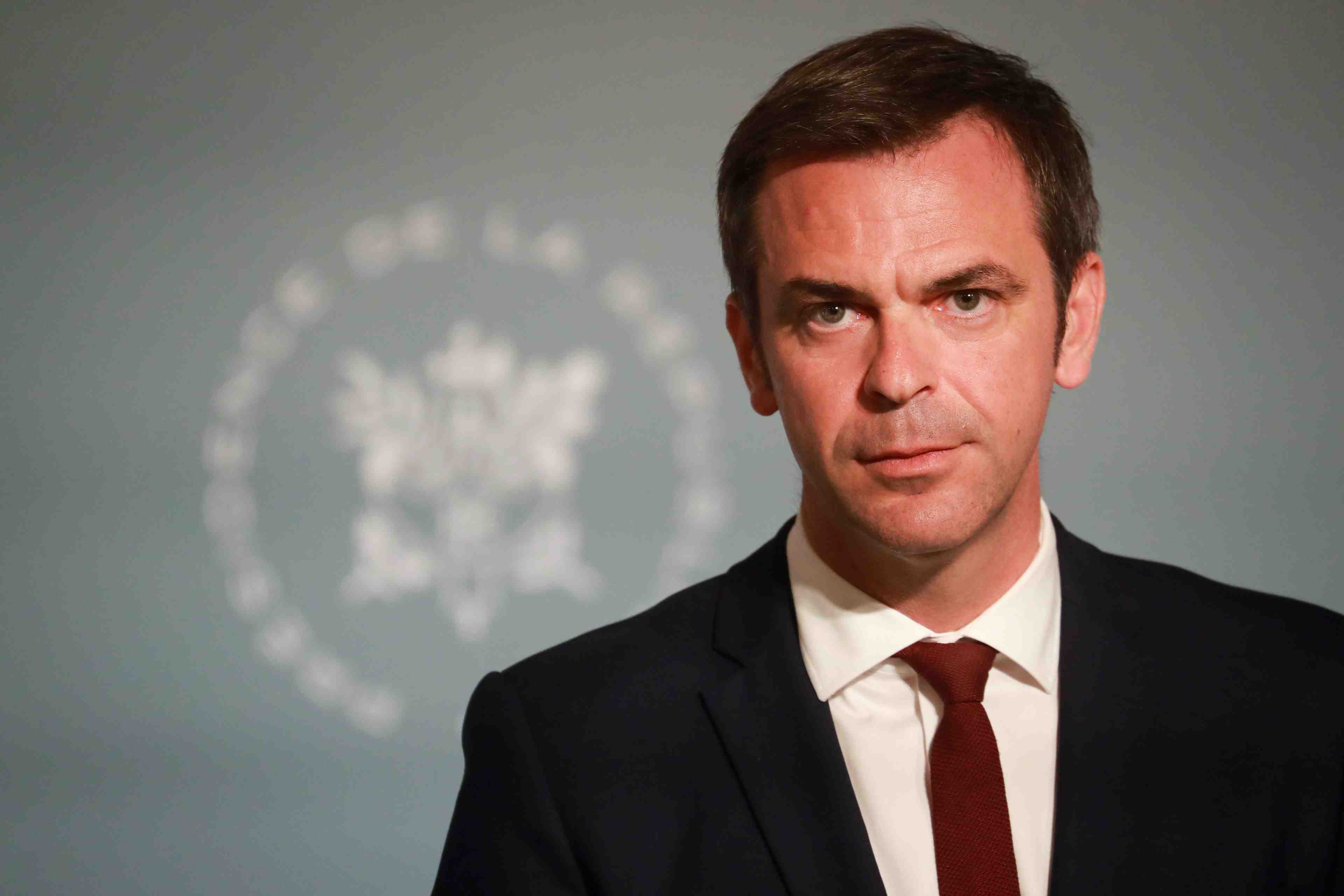 France: l'epidemie n'est pas encore "derriere nous", dit veran