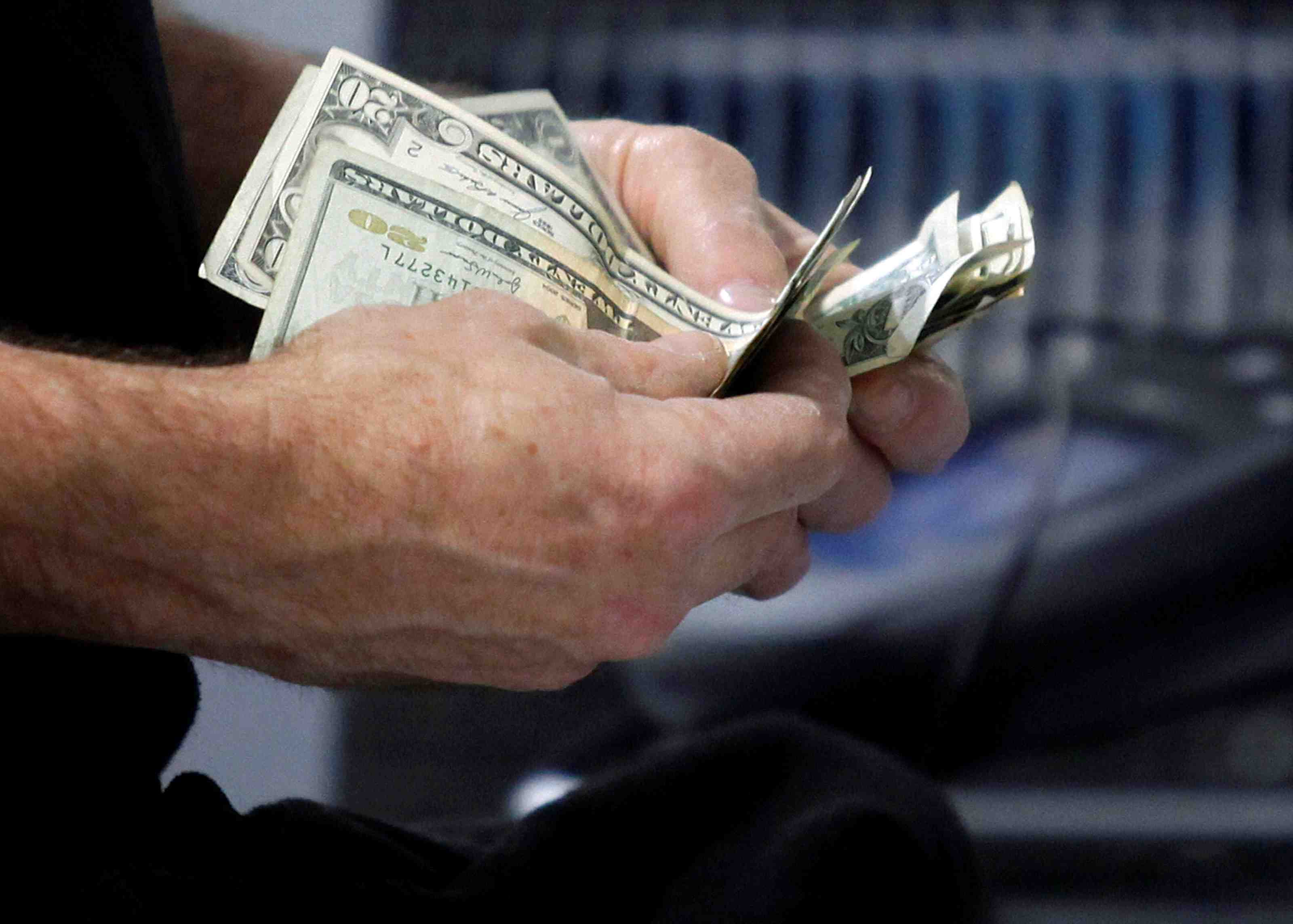 Un cliente cuenta su dinero en la caja registradora en una tienda best buy en flushing, nueva york