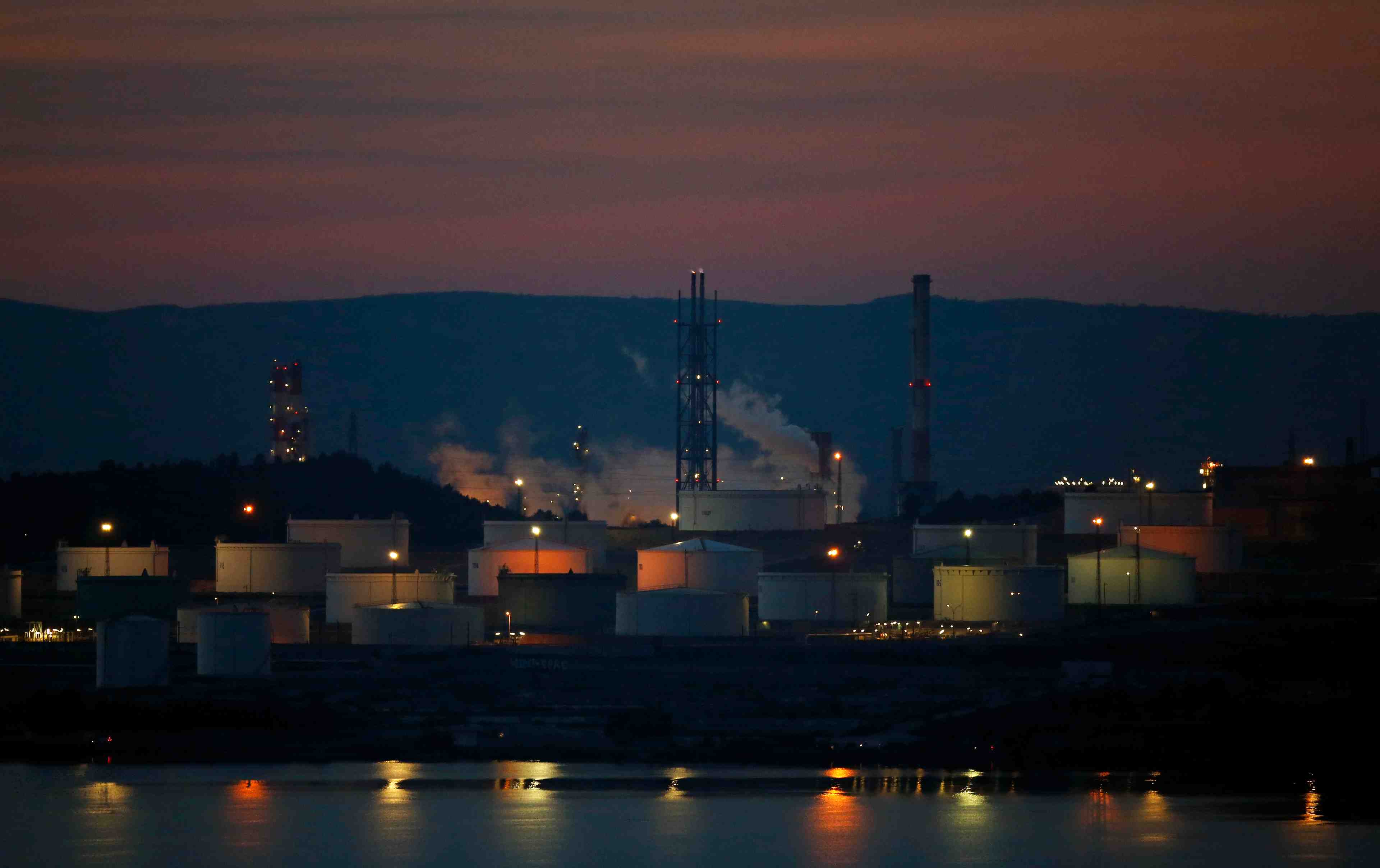 La commission europeenne presente un plan pour reduire sa dependance aux energies fossiles russes