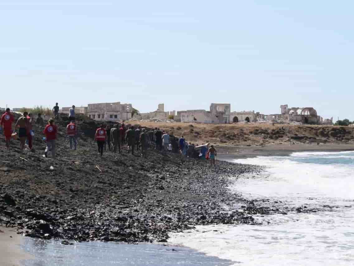 Des membres du croissant-rouge syrien travaillent sur le rivage apres le naufrage d'un bateau de migrants, a tartous