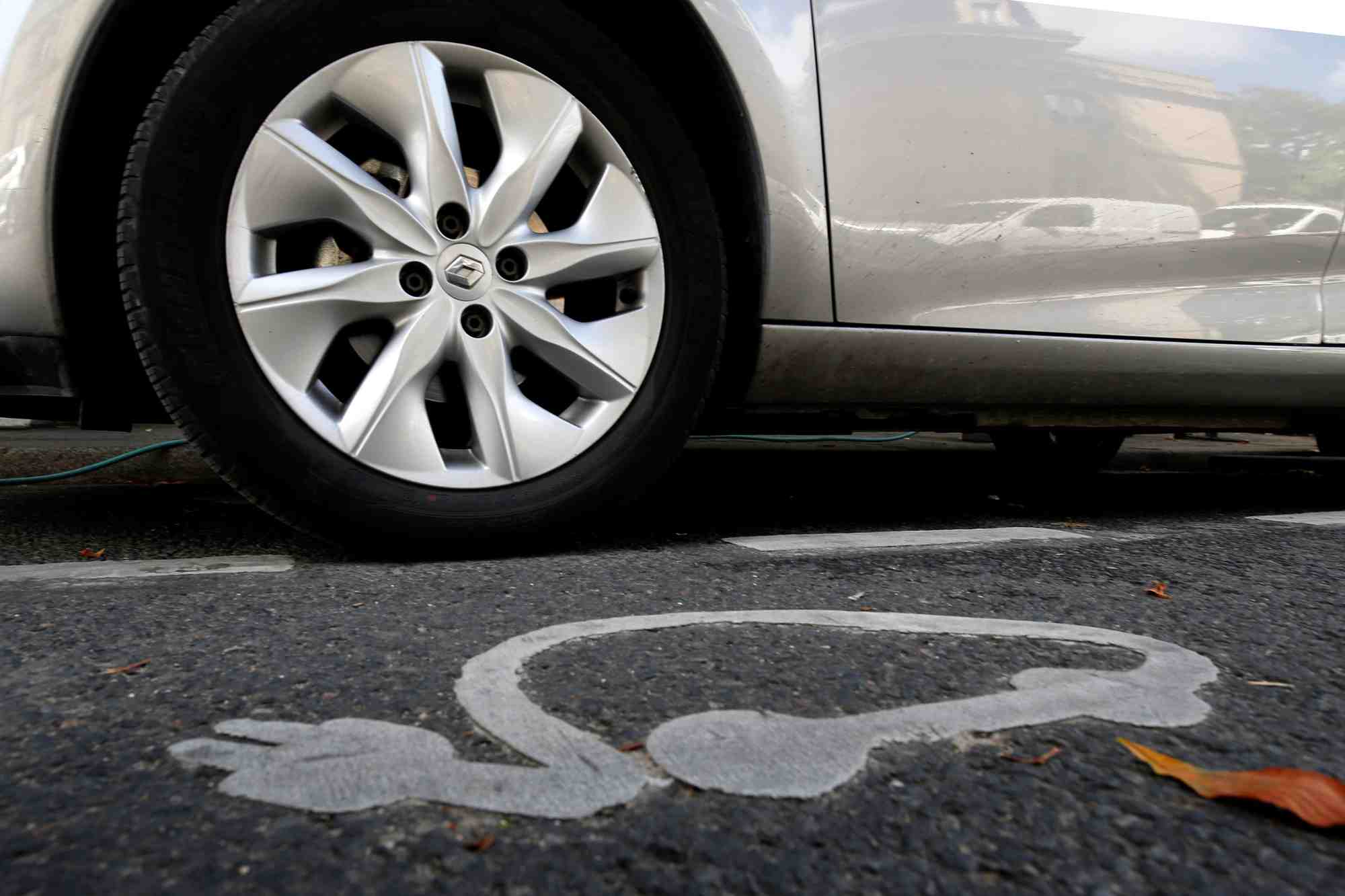 Une station de recharge de voiture electrique dans une rue de paris