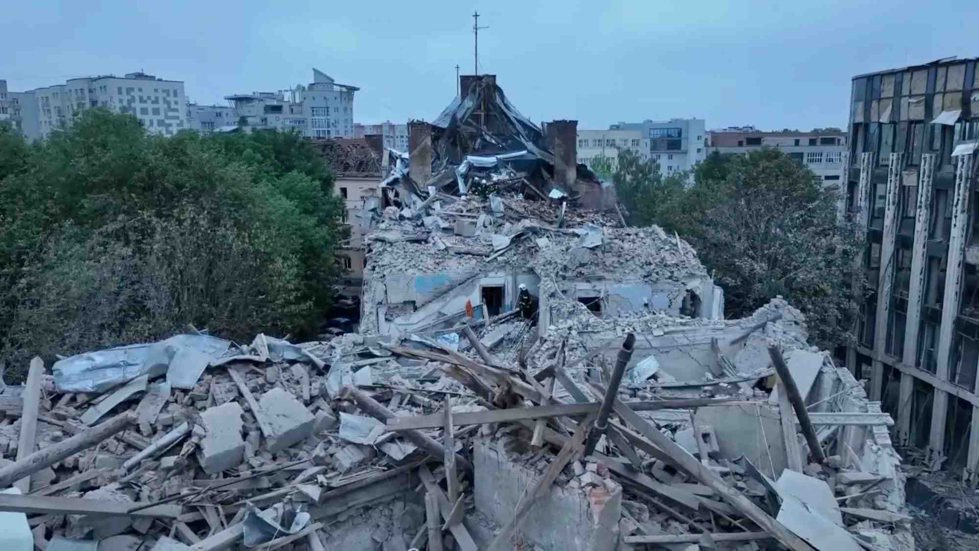 Une roquette russe frappe un immeuble a lviv