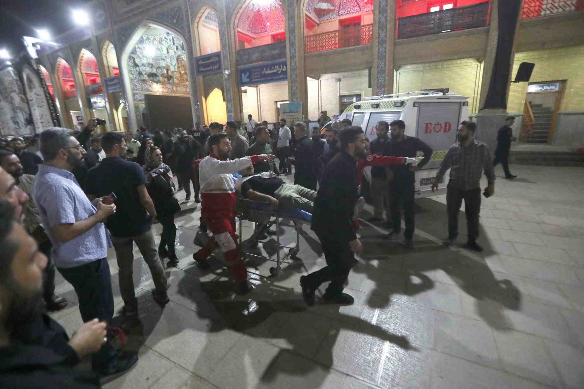 Les sauveteurs transportent une personne blessee a shiraz, en iran