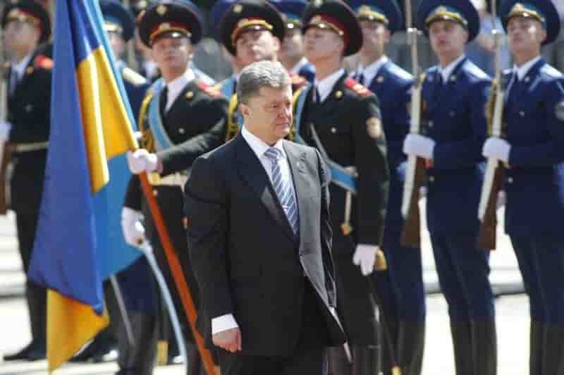 Porochenko prête serment, appelle les insurgés à poser les armes