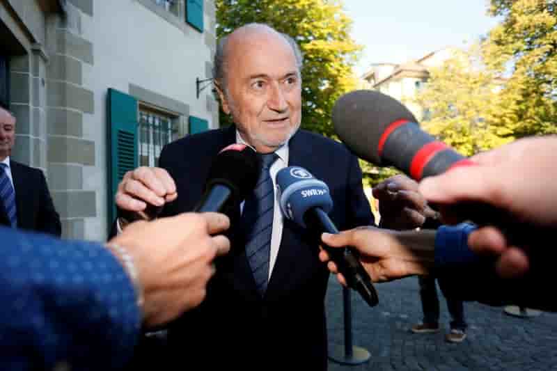 Sepp blatter devant les arbitres du tas