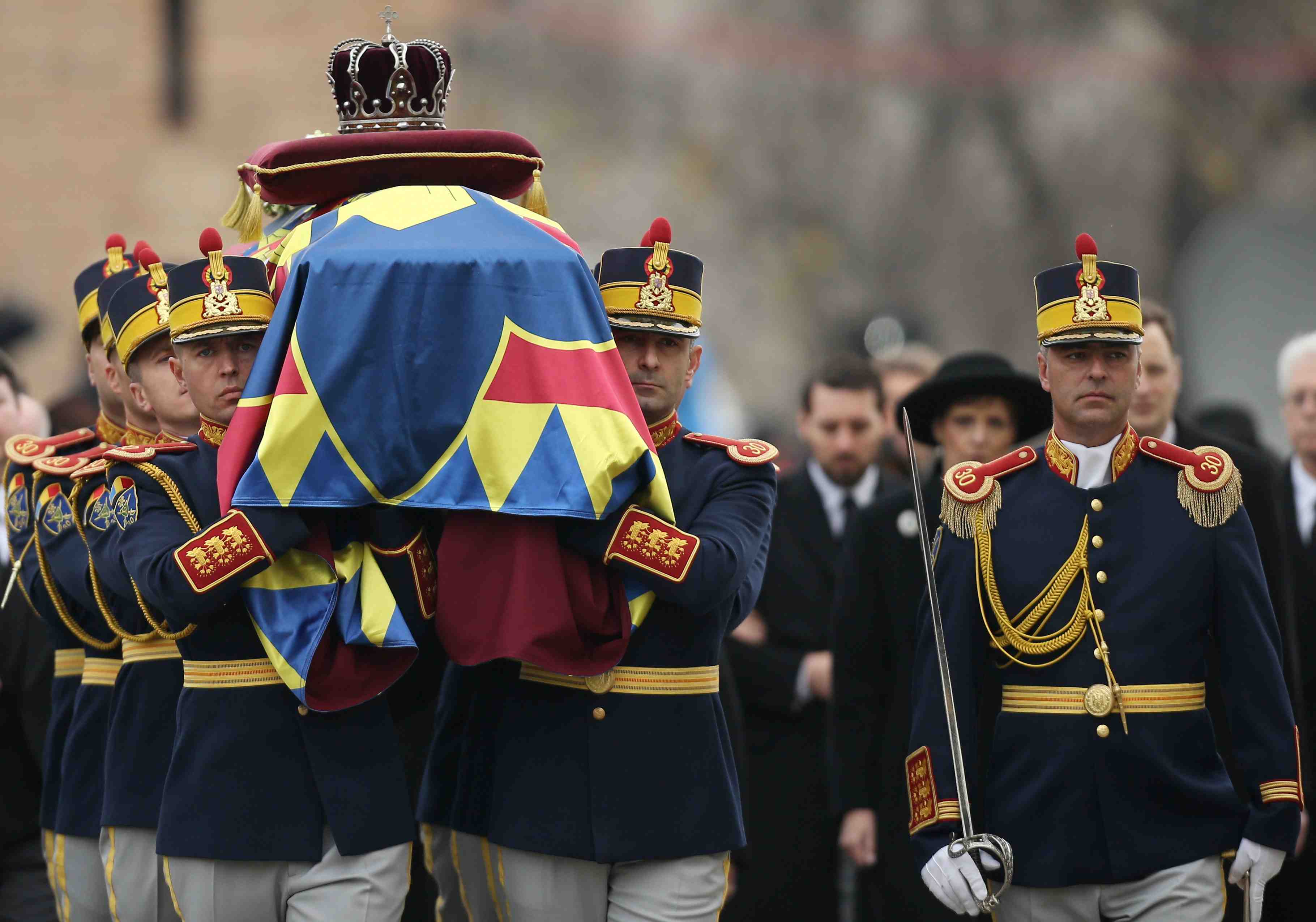 Les roumains rendent un dernier hommage au roi michel