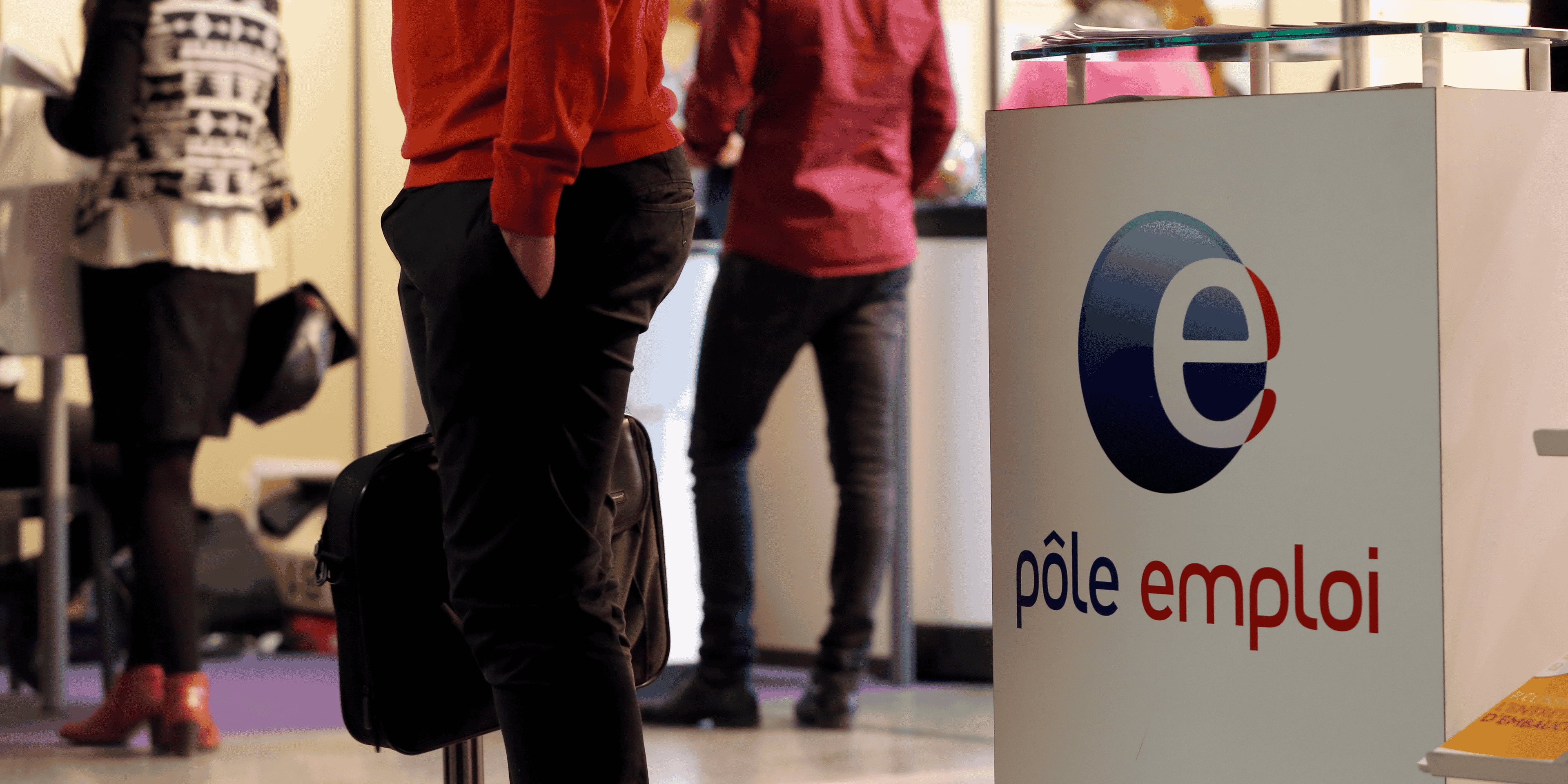 Des personnes attendant à Pôle emploi (chômeurs, chômage) lors du 20e forum de l'alternance à Paris en mai 2015