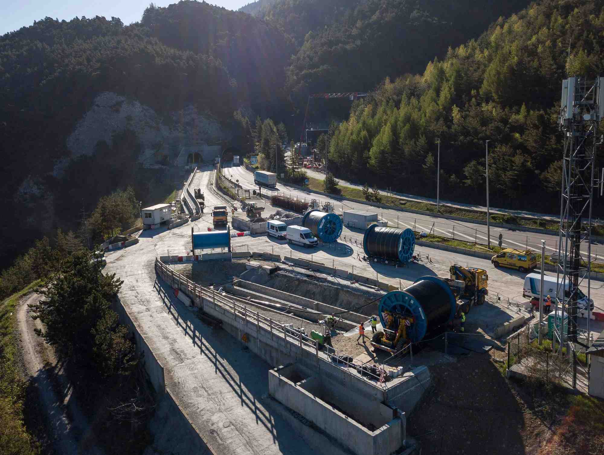 Les travaux de percement, puis d’aménagement, du second tube du tunnel routier du Fréjus, sur 12,9 kilomètres, ont démarré en 2014.