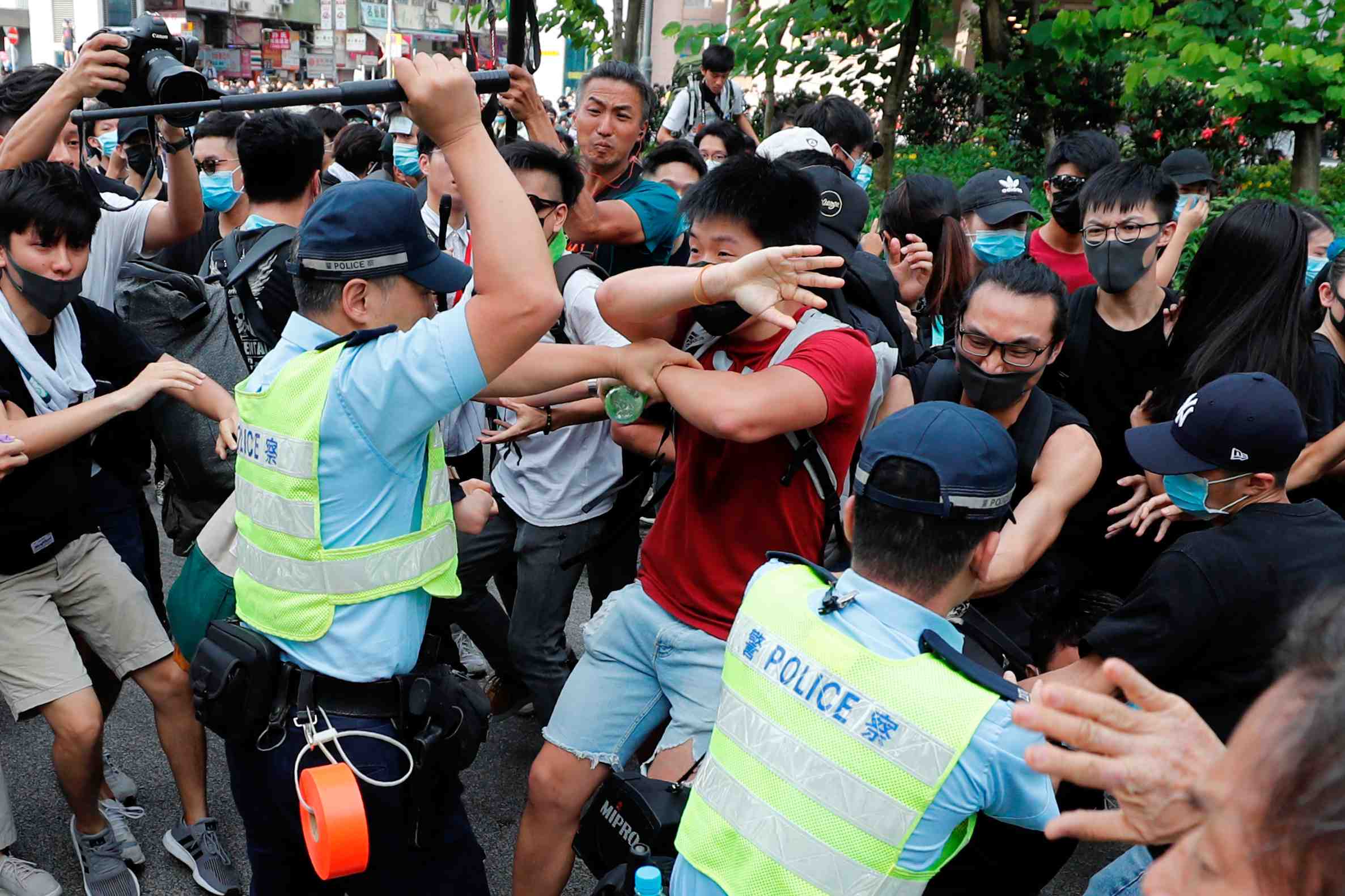Nouveaux heurts a hong kong pendant une manifestation antichinoise