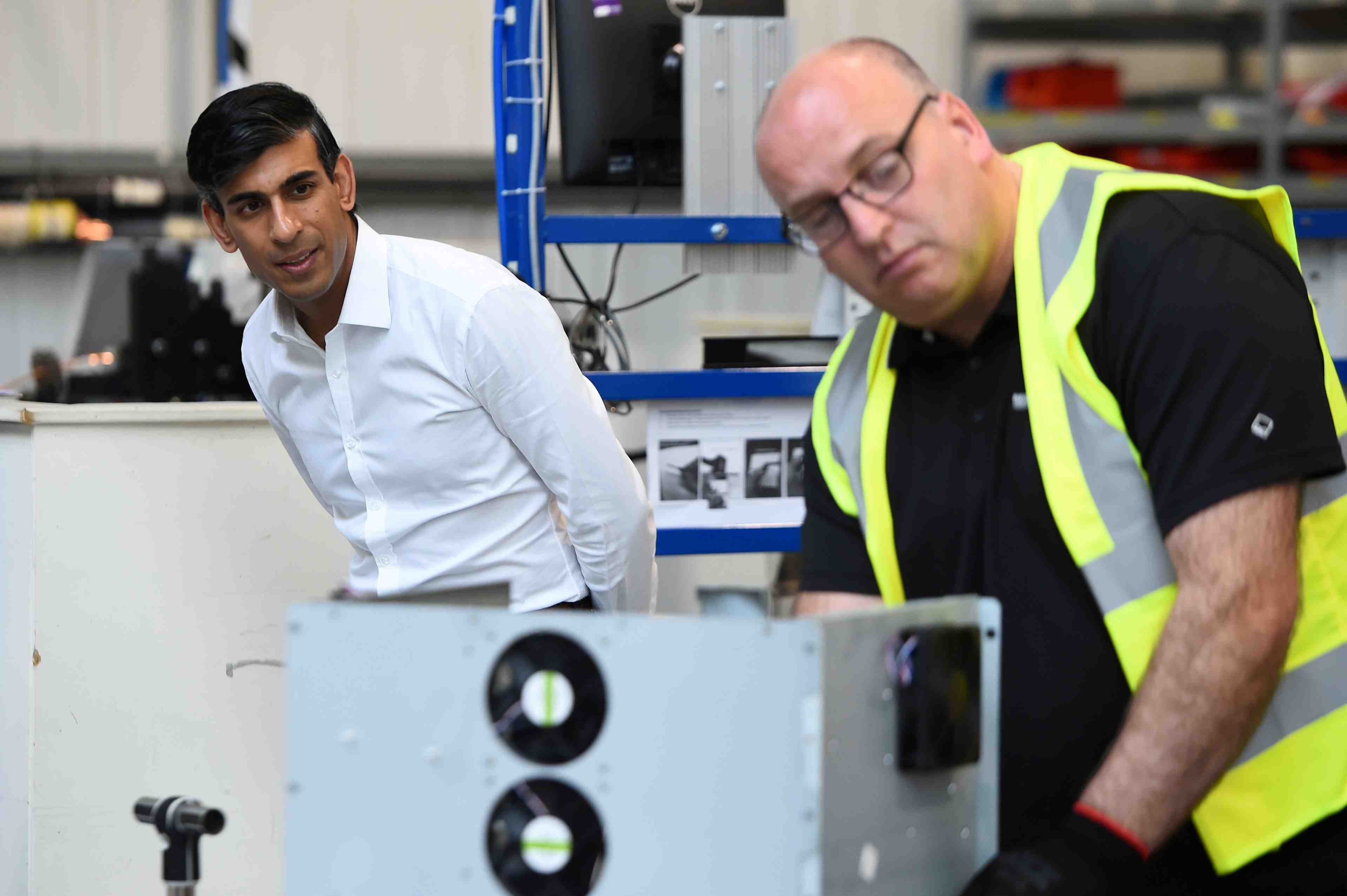 Gb: croissance poussive en aout, londres pret a de nouvelles aides a l'emploi