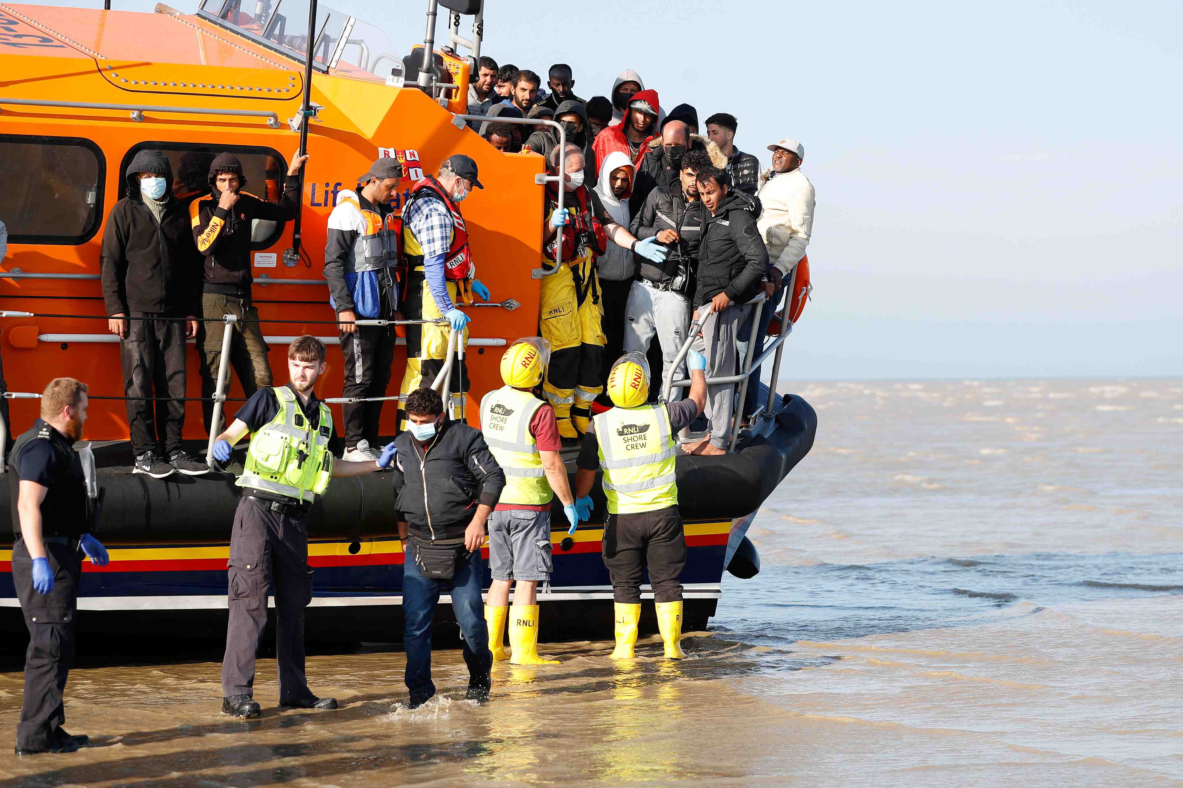 Deux jeunes enfants parmi des migrants secourus dans la manche