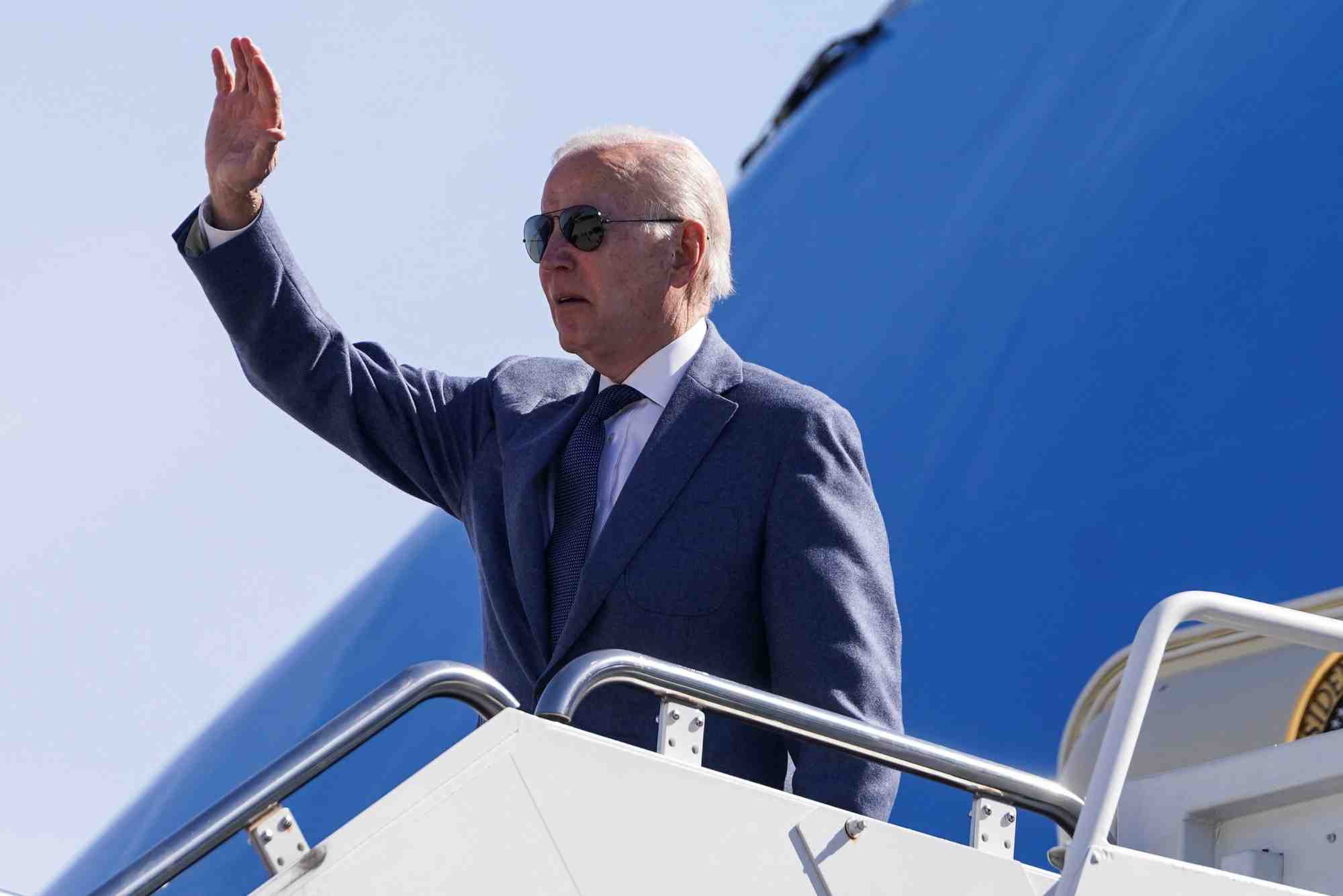 Photo de joe biden embarquant pour l'irlande