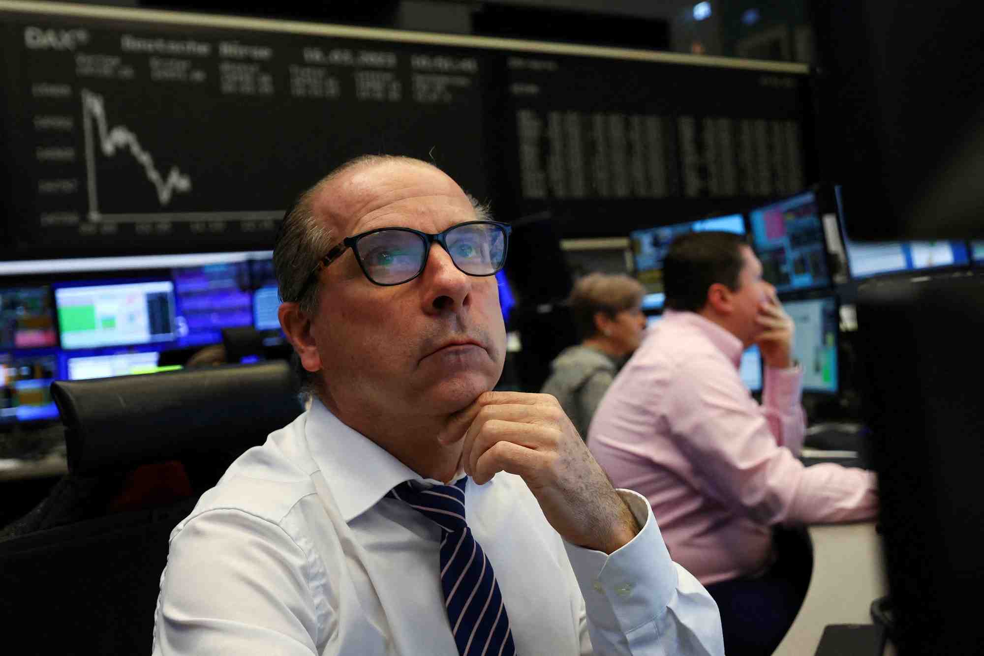 Des traders travaillent a la bourse de francfort