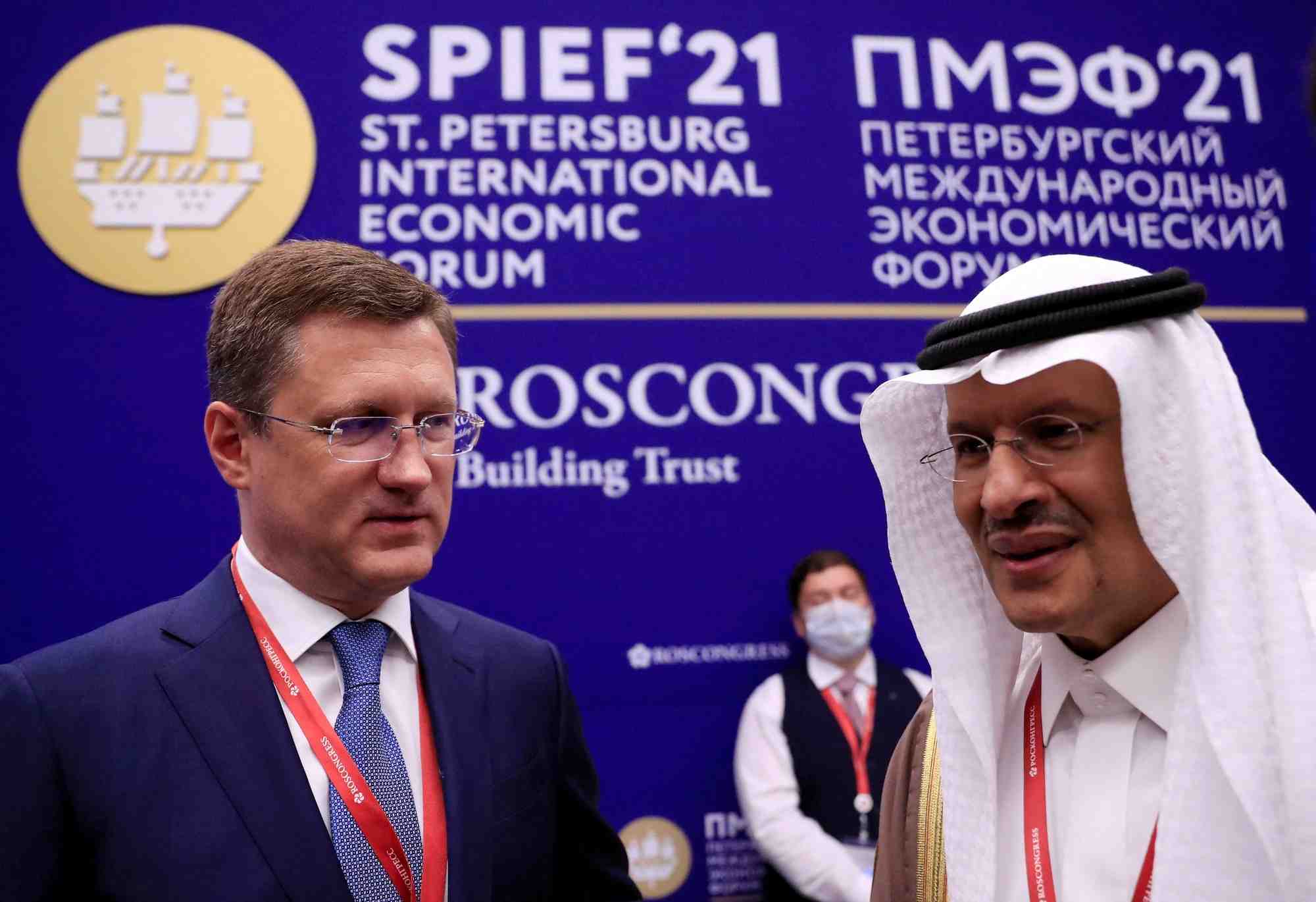 Photo d'archives: le ministre saoudien de l'energie, le prince abdoulaziz ben salman, et le vice-premier ministre russe, alexander novak