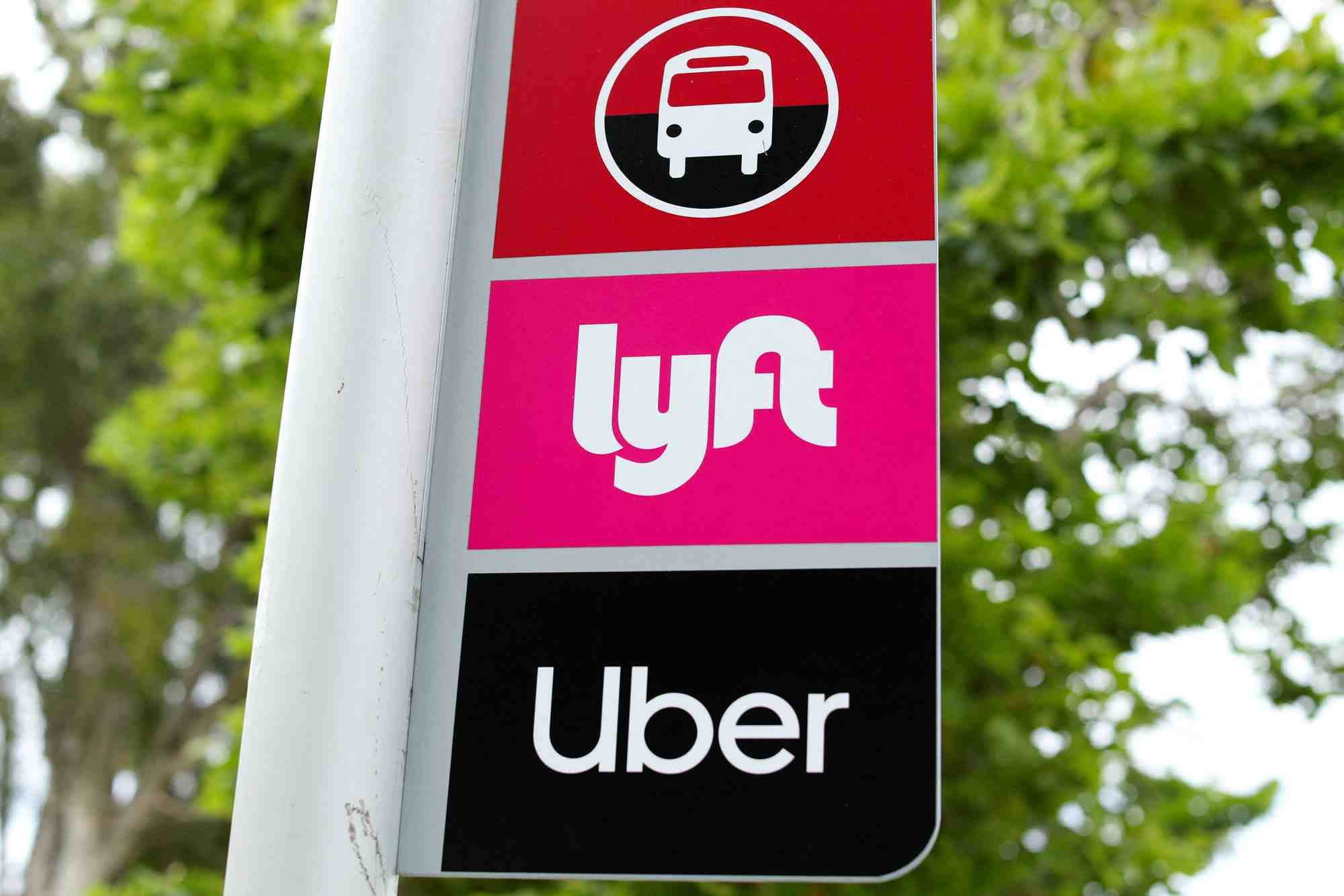 Photo d'archives: un panneau indique un lieu de rendez-vous pour les utilisateurs de lyft et uber a l'universite d'etat de san diego