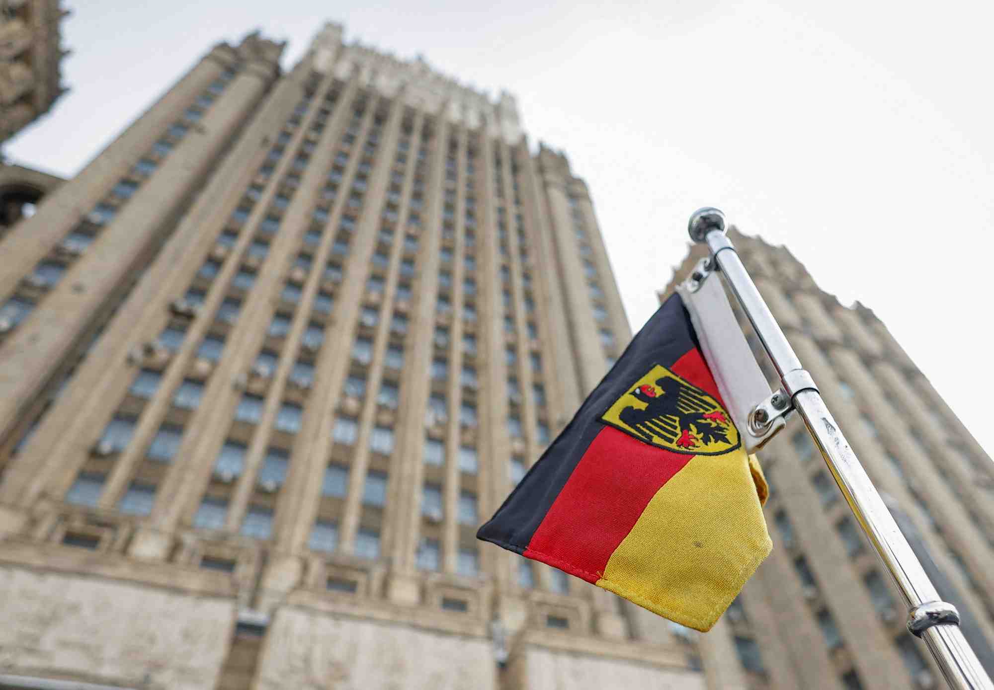 Photo d'un drapeau allemand est place sur la voiture de l'ambassadeur d'allemagne en russie, alexander graf lambsdorff, devant le ministere russe des affaires etrangeres a moscou