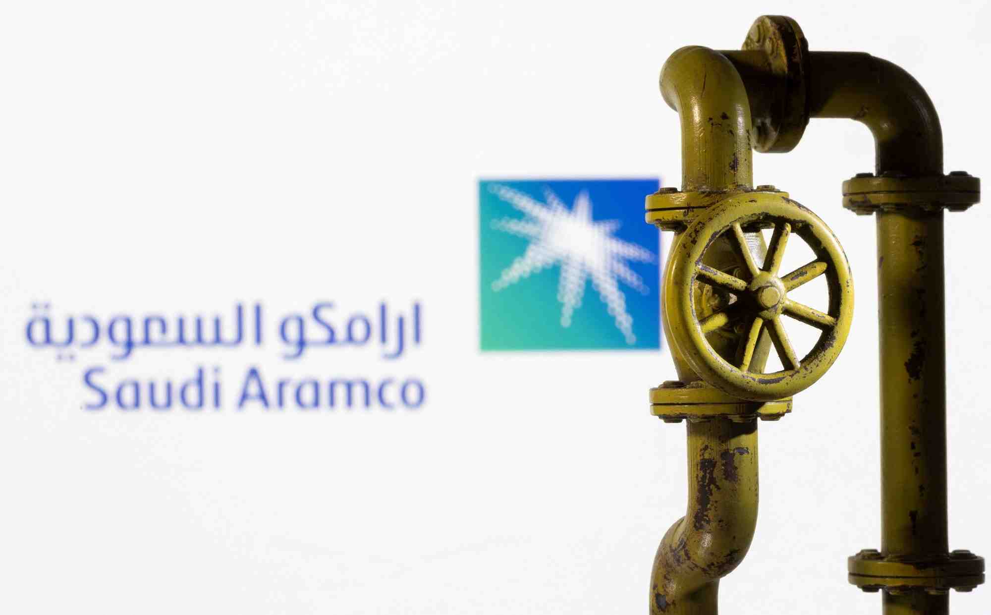 Photo d'archives: un gazoduc imprime en 3d est place devant le logo de saudi aramco