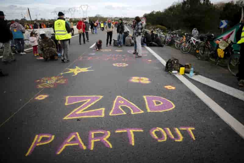 Les opposants a l'aeroport de notre-dame-des-landes deboutes