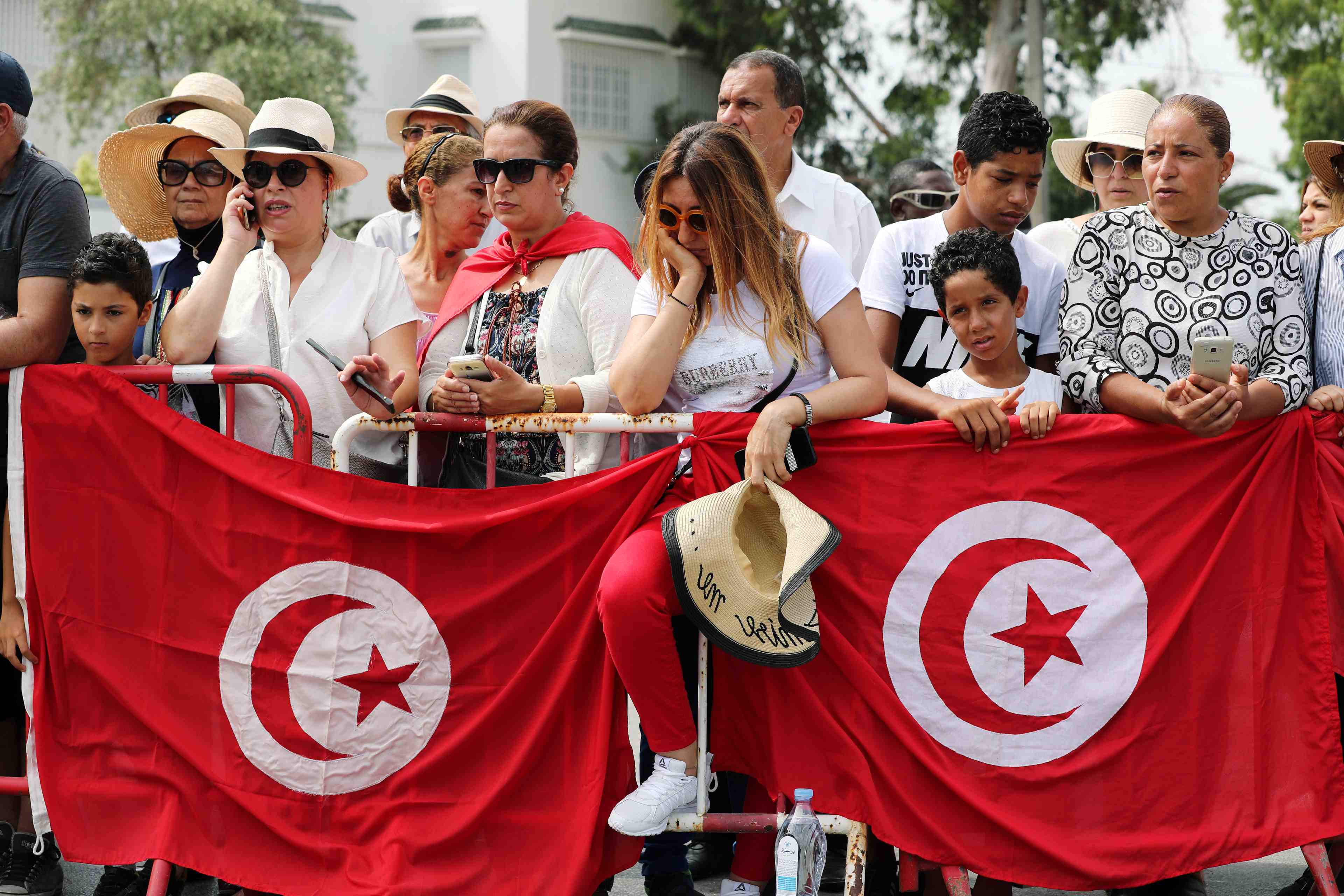 La tunisie enterre son premier president democratiquement elu