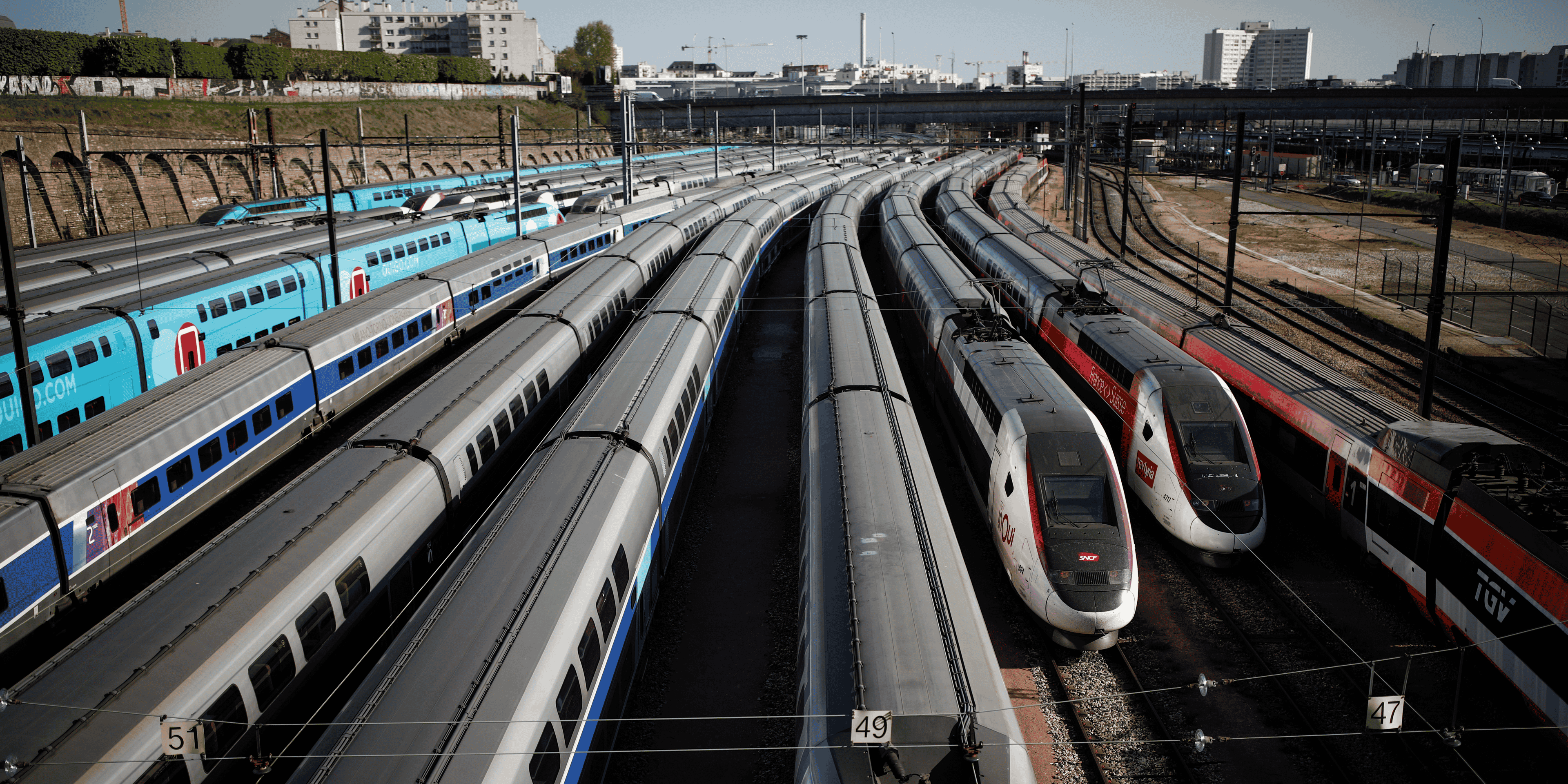 Des TGV sont stationnés près de la gare de Lyon à Paris lors du confinement pour limiter la propagation du coronavirus