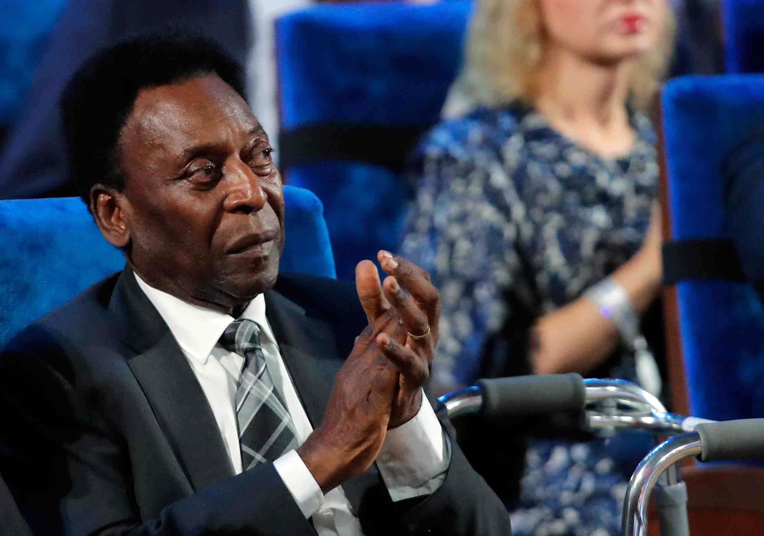 Pele conscient, dans un etat satisfaisant apres son operation