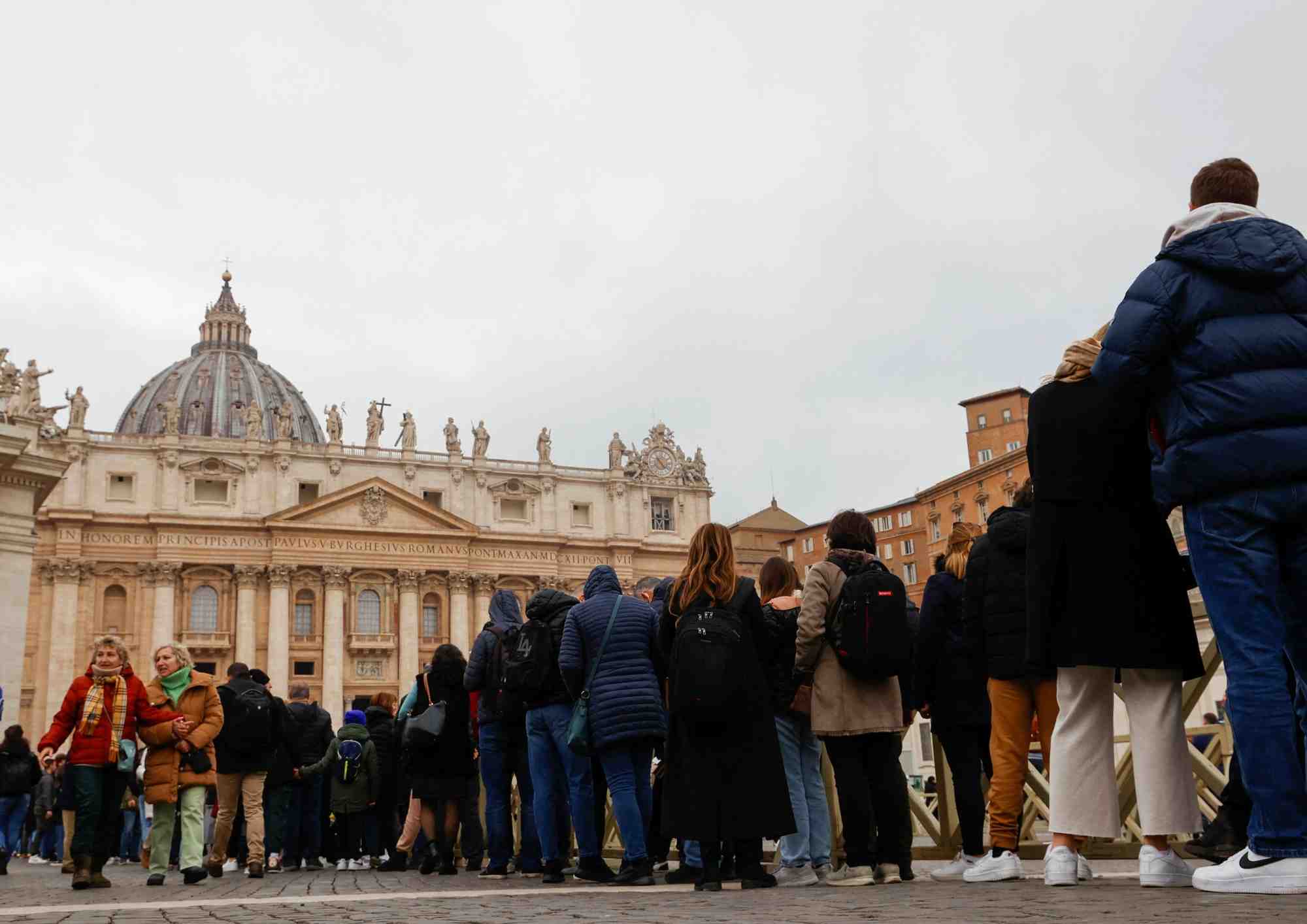 Photo des gens dans la file d'attente pour entrer dans la basilique saint-pierre et rendre hommage a l'ancien pape benoit xvi