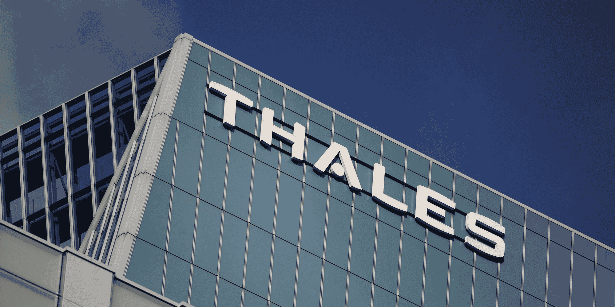 Le logo du groupe francais de defense et d'electronique thales est visible dans le quartier d'affaires de la defense, pres de paris