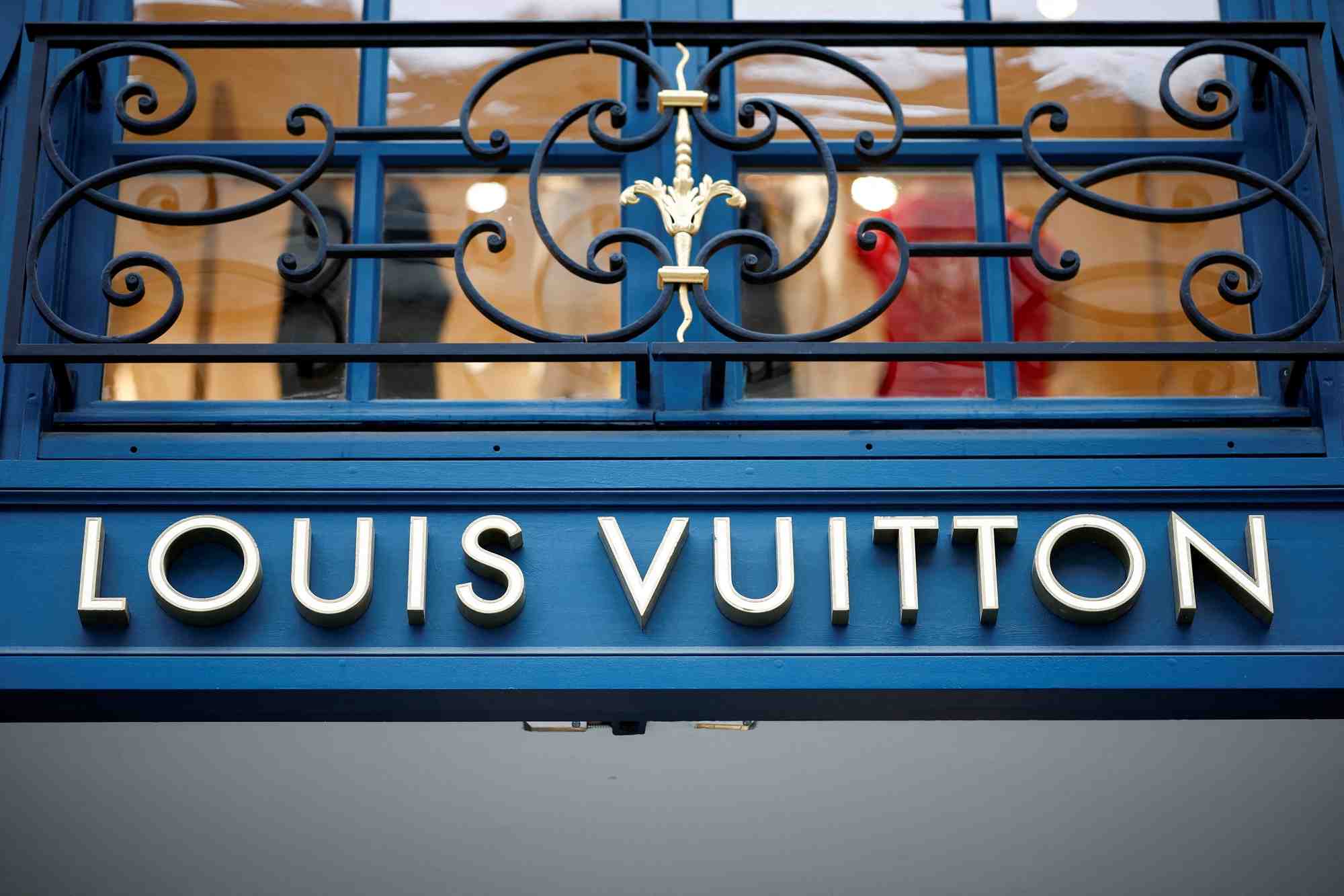 Exterieur d'une boutique de luxe louis vuitton de lvmh a paris