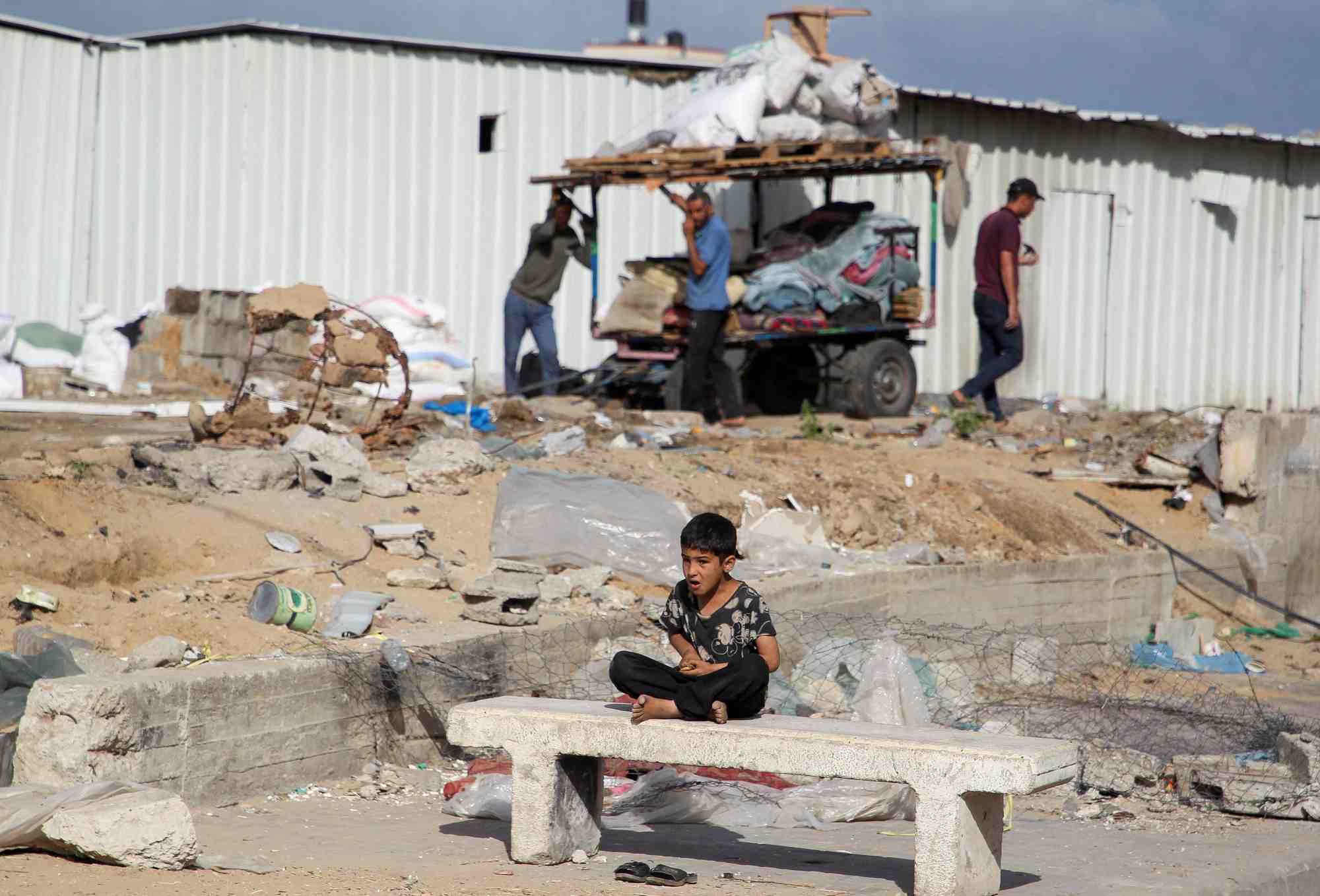 Les palestiniens se preparent a fuir rafah apres que les forces israeliennes ont lance une operation terrestre et aerienne dans la partie est de gaza