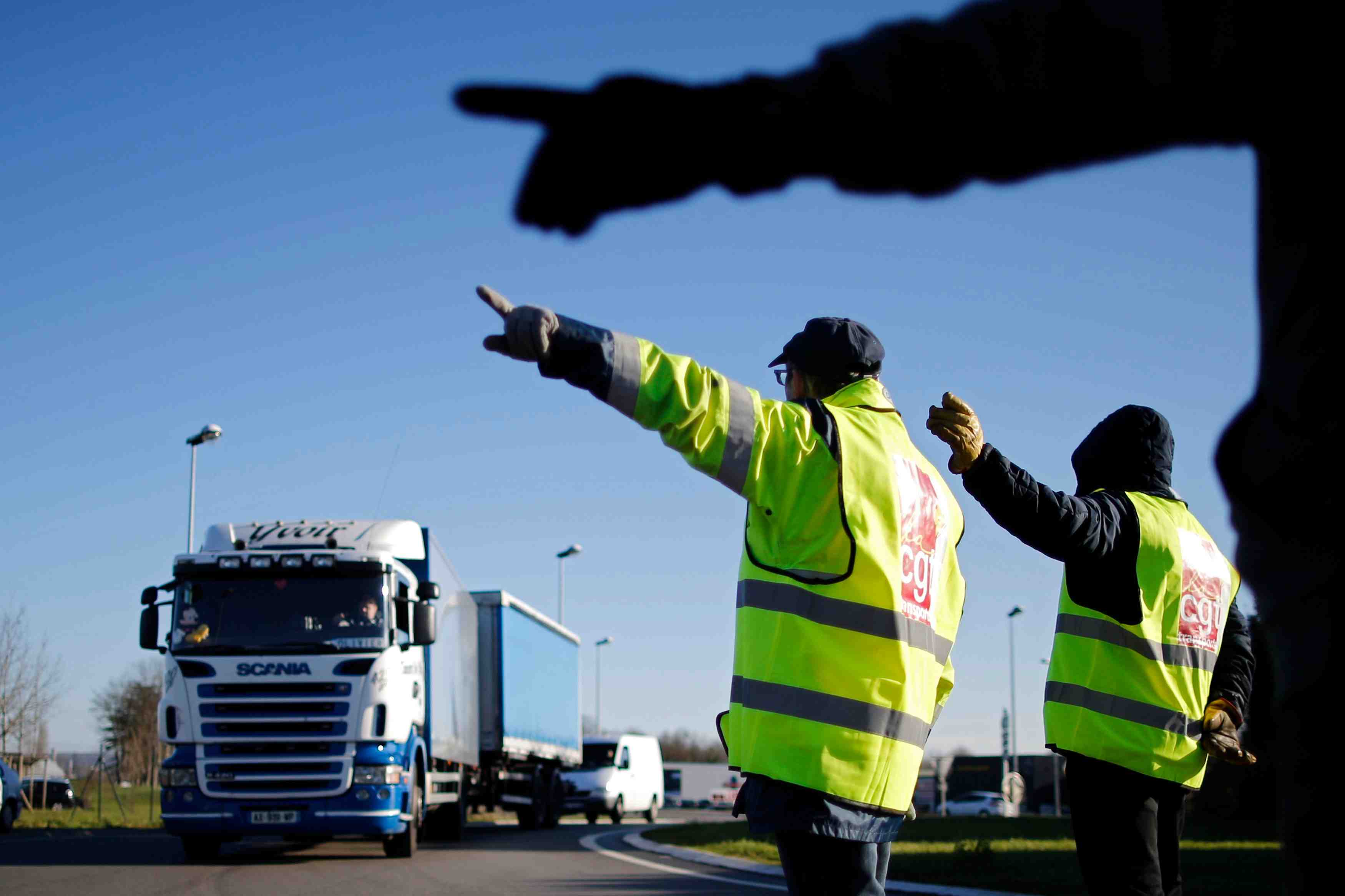 Reunion de la derniere chance jeudi pour les negociations salariales dans les transports