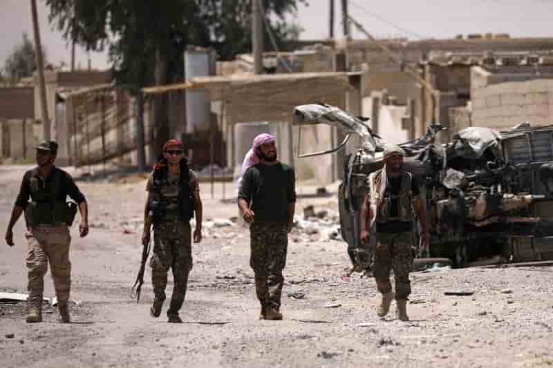 L'armee de l'air syrienne attaque l'ei a l'est de rakka