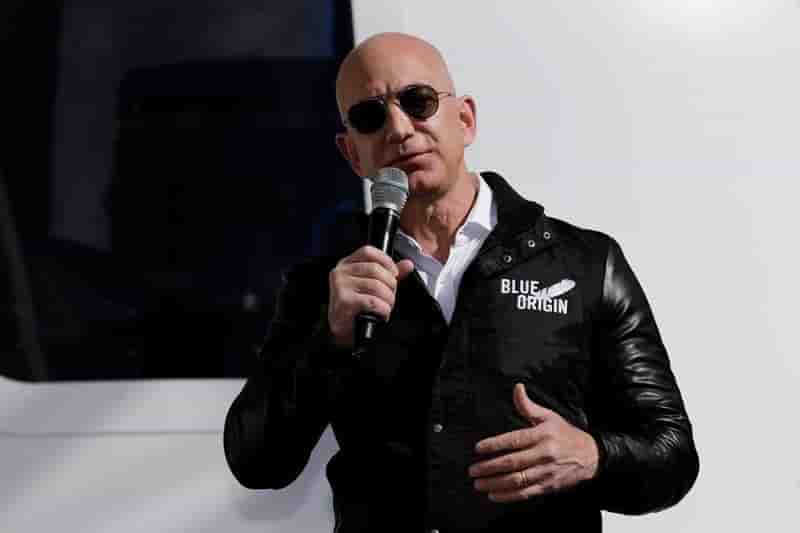 Bezos, pdg d'amazon, devient l'homme le plus riche du monde, rapporte forbes