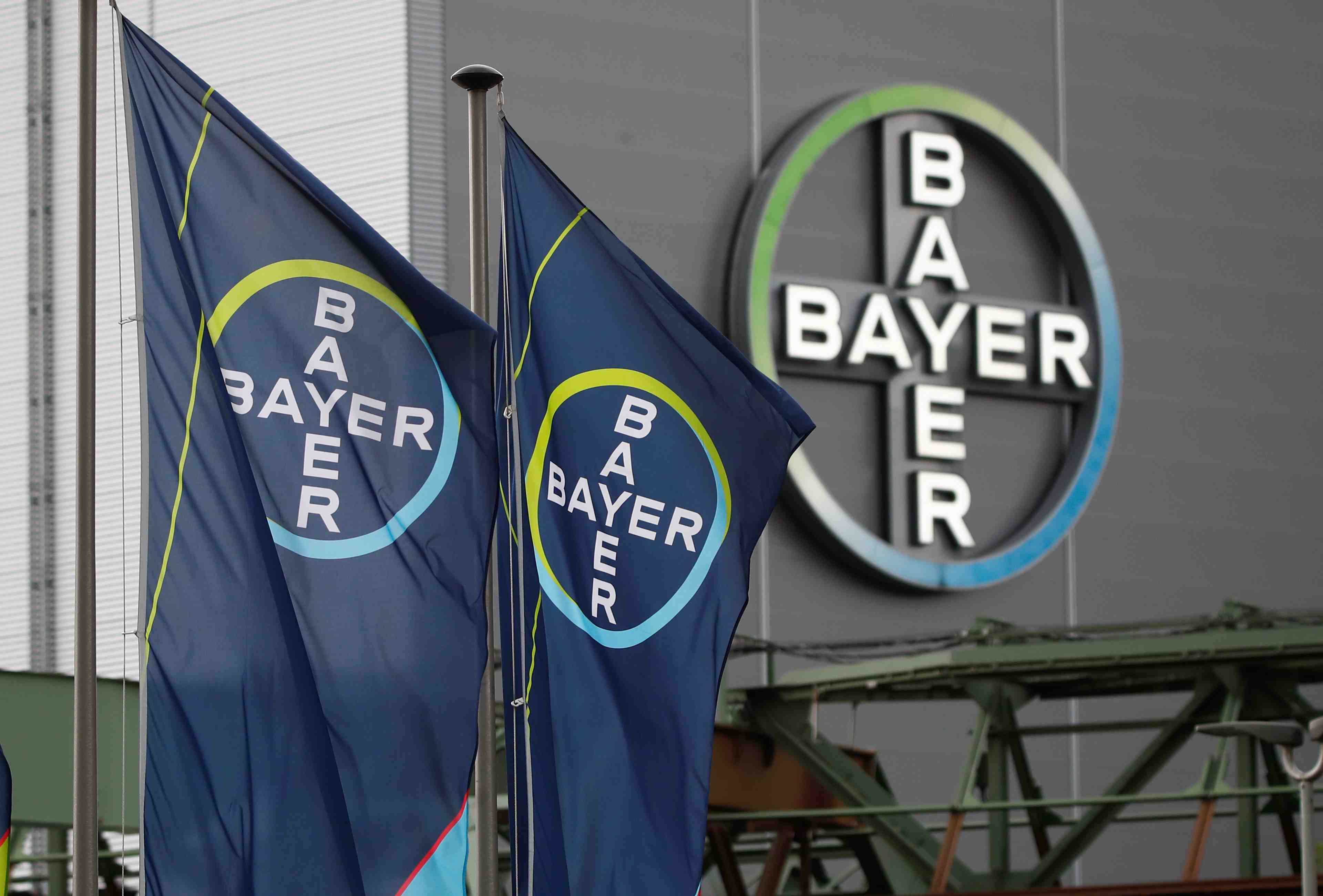 Bayer: depreciation de 9,25 milliards d'euros, le cout des litiges lie au roundup revu a la hausse