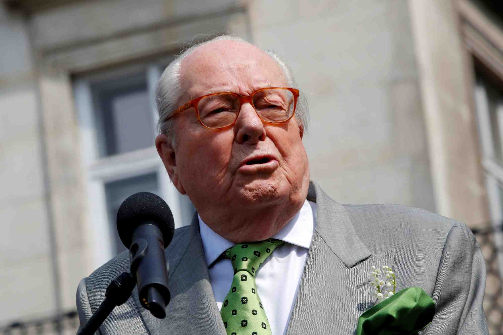 Jean-marie le pen hospitalise a paris pour un avc mineur, dit son conseiller